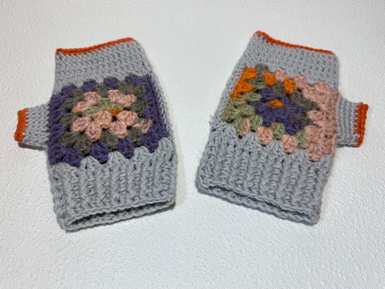 Handmade Crochet Fingerless Glove - 103856 Handgemaakte Gehaakte Vingerloze Handschoen – Speciaal Motief & Leren Label Detail