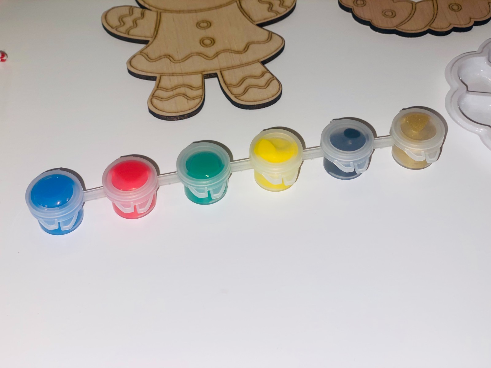 Houten Kerstornament Knutselset – Inclusief Verf & Kwast – DIY Christmas Craft Kit voor Kinderen – Gingerbread & Wreath – Creatief Cadeau – Crafted Creations