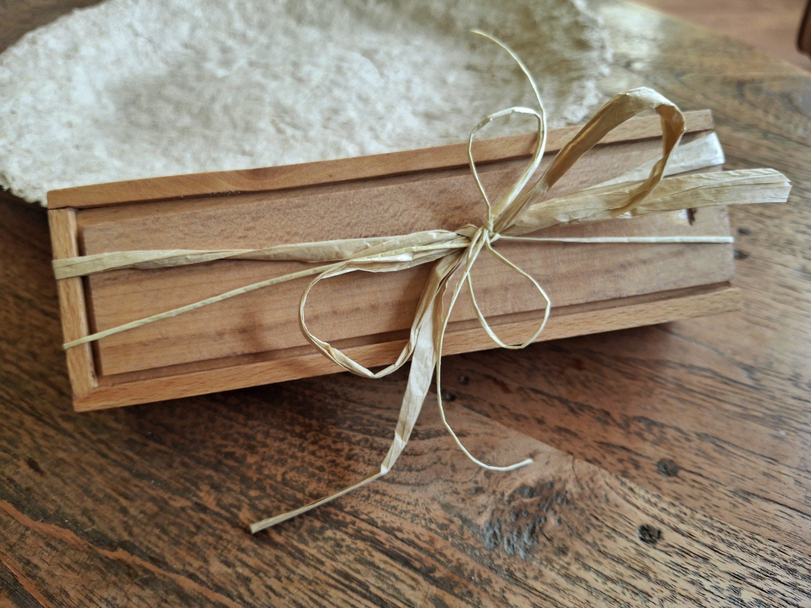 Ketting met papieren hanger, Madonna van Rafaël. - 101782 Ketting met papieren hanger, Madonna van Rafaël.