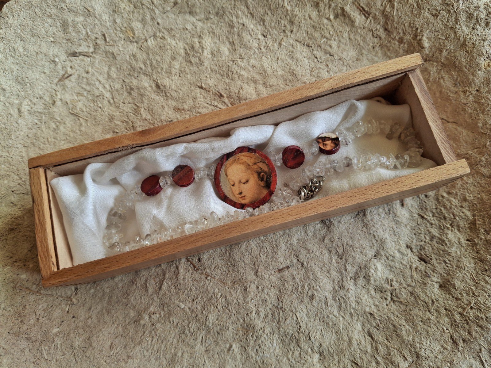 Ketting met papieren hanger, Madonna van Rafaël. - 101783 Ketting met papieren hanger, Madonna van Rafaël.