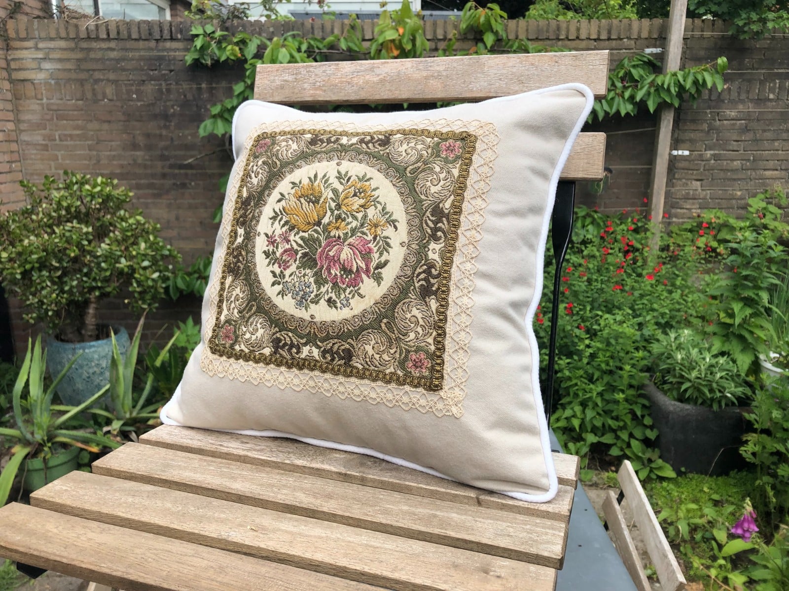 Kussen 40x40 cm van vintage stoffen, met een Frans kleedje erin verwe… - 105892 Kussen 40x40 cm van vintage stoffen, met een Frans kleedje erin verwerkt