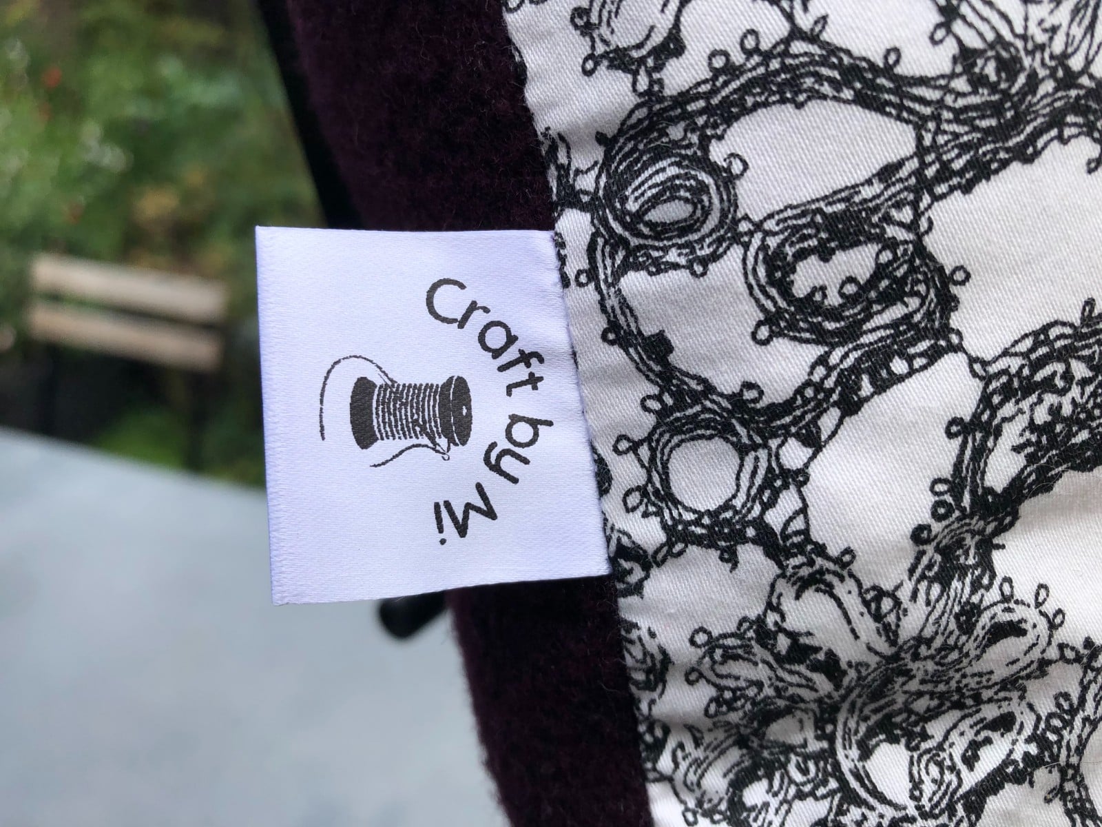 Kussen 40x40 cm van vintage stoffen, randjes en bandjes, aubergine, w… - 105899 Kussen 40x40 cm van vintage stoffen, randjes en bandjes, aubergine, wit en grijs