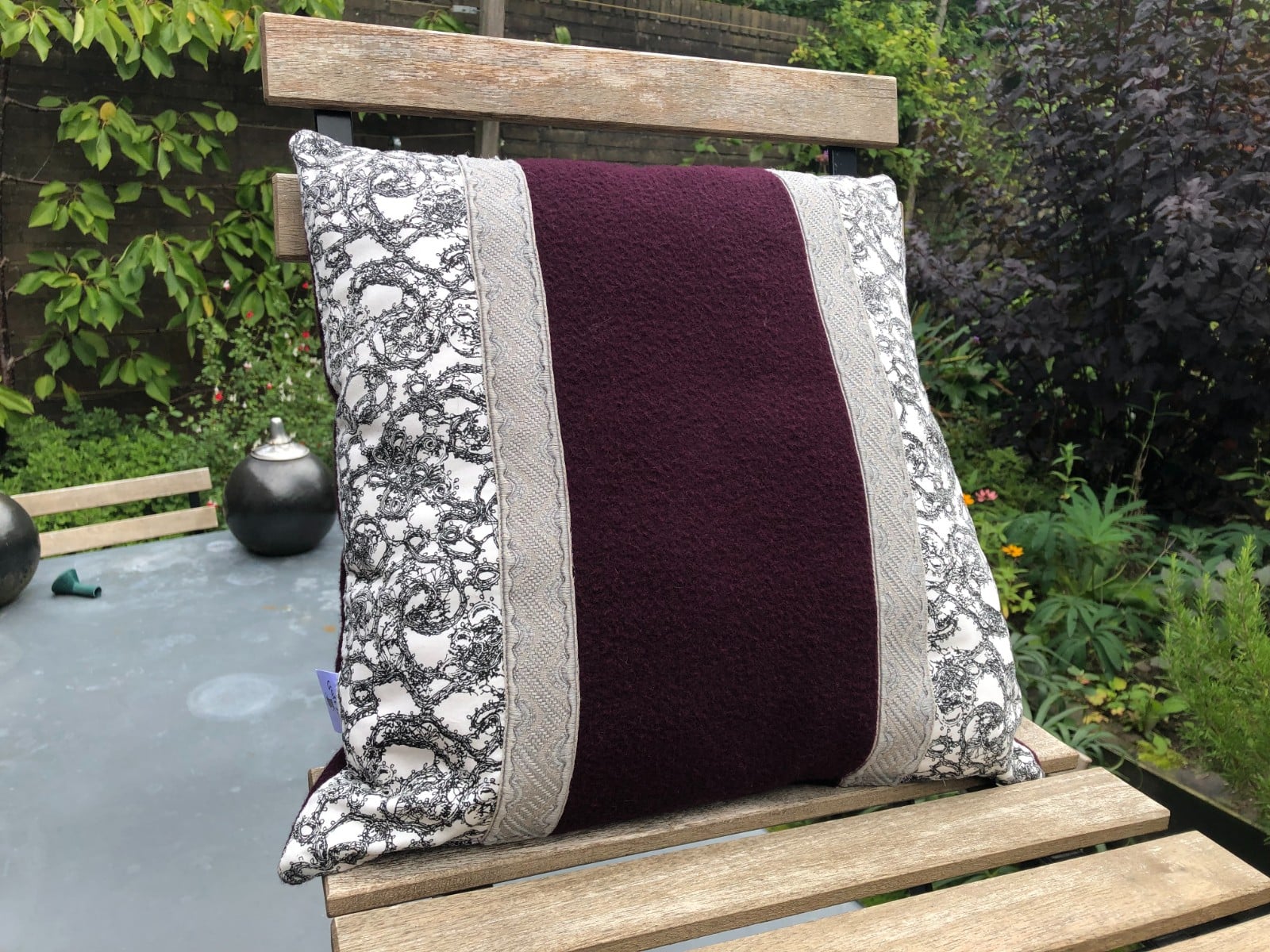 Kussen 40x40 cm van vintage stoffen, randjes en bandjes, aubergine, w… - 105902 Kussen 40x40 cm van vintage stoffen, randjes en bandjes, aubergine, wit en grijs