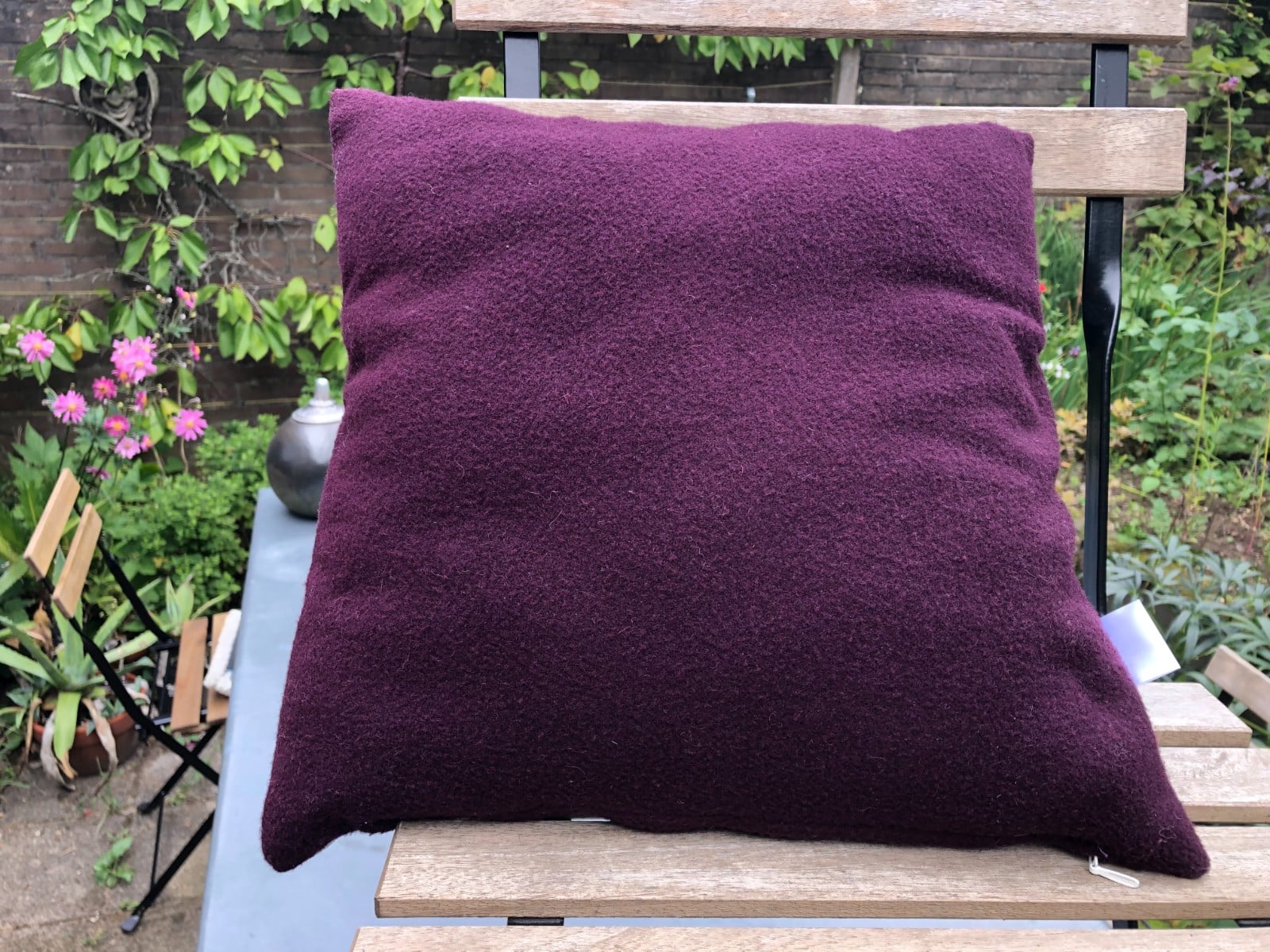 Kussen 40x40 cm van vintage stoffen, randjes en bandjes, aubergine, w… - 105903 Kussen 40x40 cm van vintage stoffen, randjes en bandjes, aubergine, wit en grijs