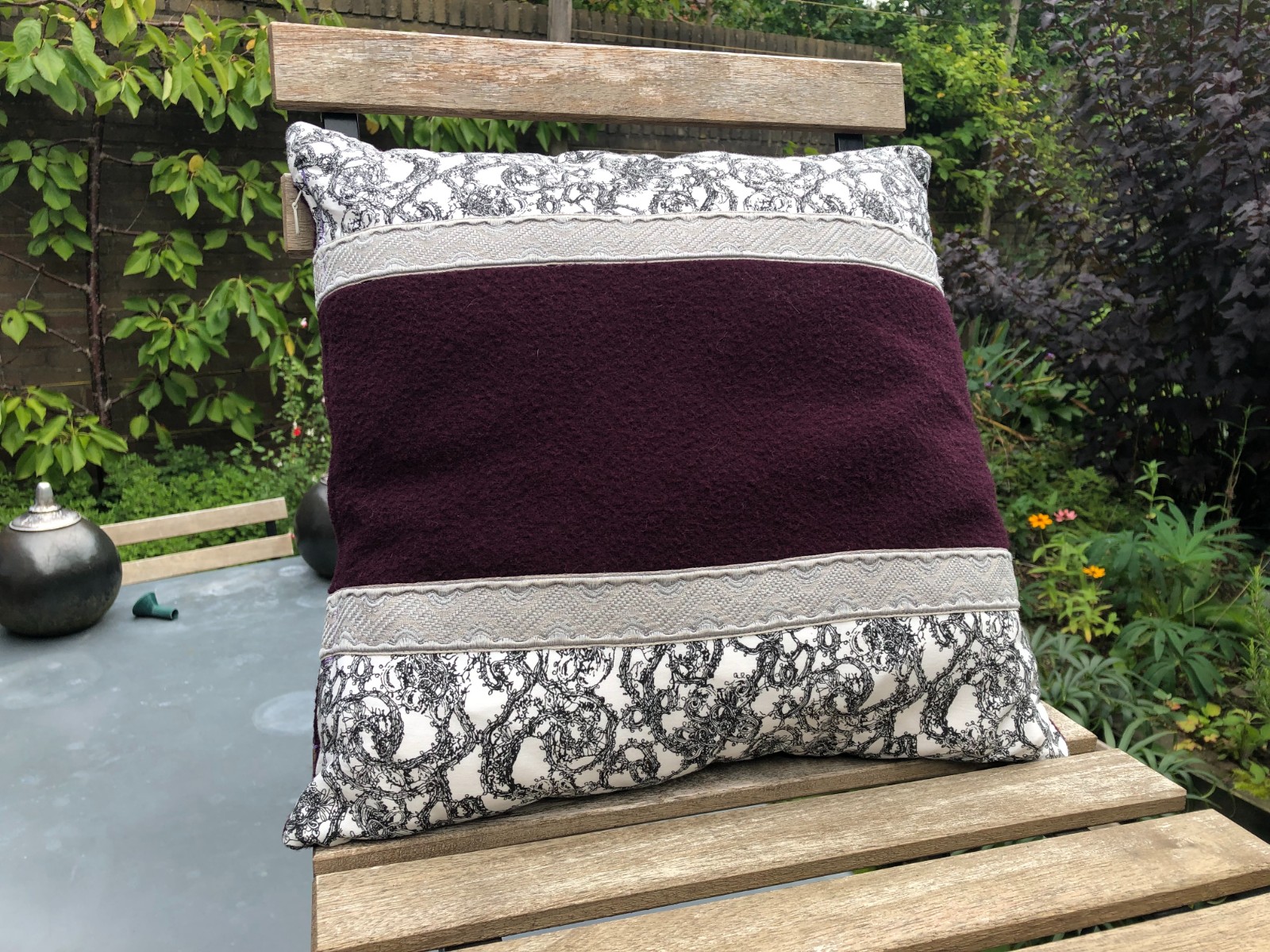 Kussen 40x40 cm van vintage stoffen, randjes en bandjes, aubergine, w… - 105904 Kussen 40x40 cm van vintage stoffen, randjes en bandjes, aubergine, wit en grijs