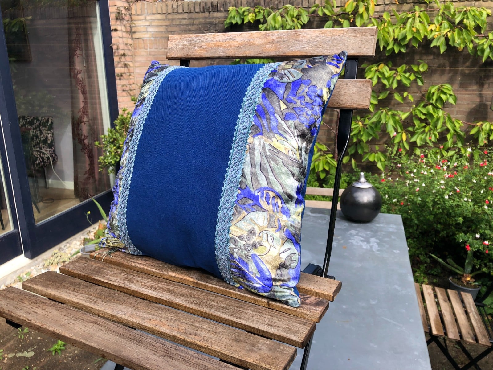 Kussen 40x40 cm van vintage stoffen, randjes en bandjes, blauw