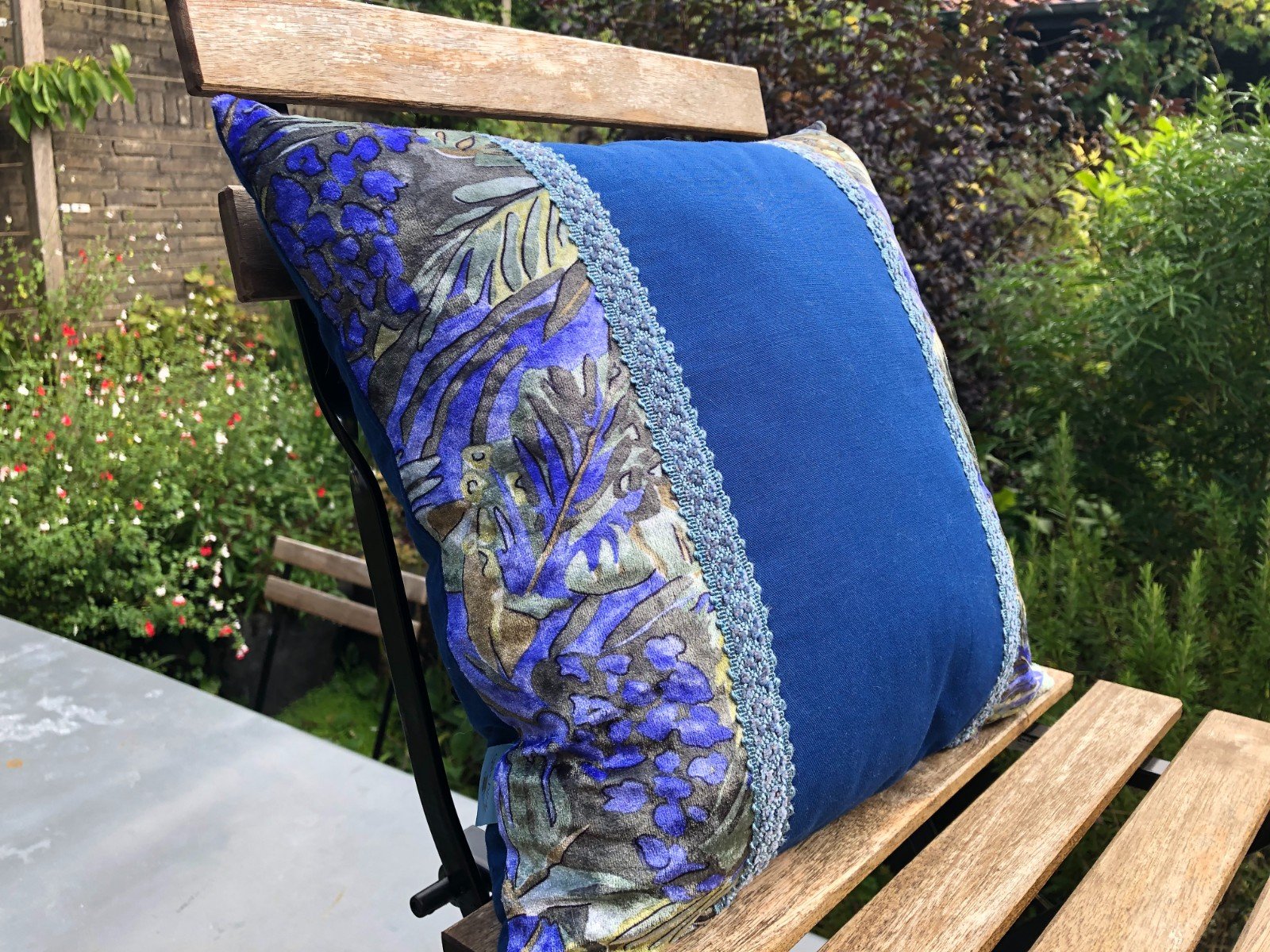 Kussen 40x40 cm van vintage stoffen, randjes en bandjes, blauw