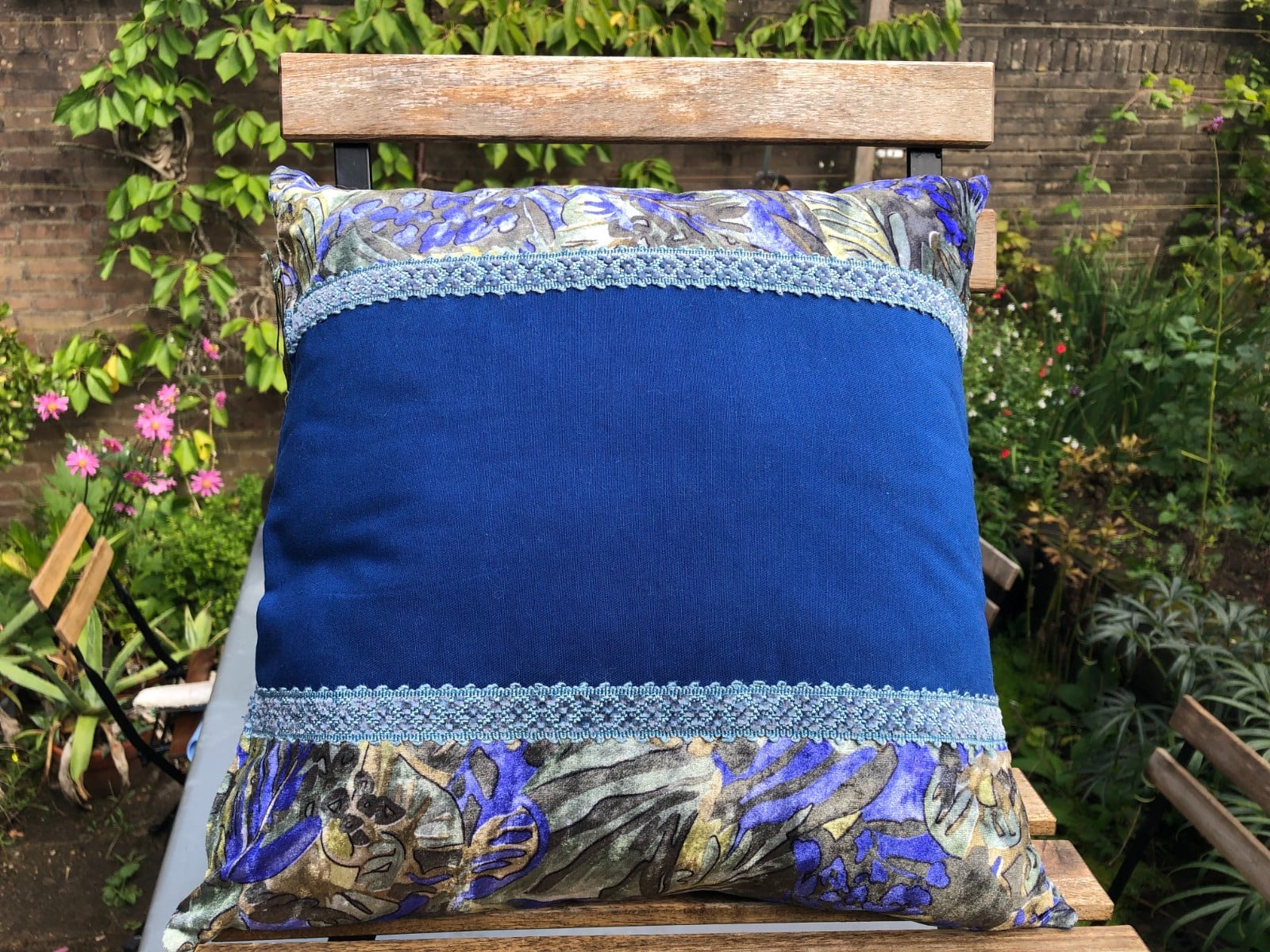 Kussen 40x40 cm van vintage stoffen, randjes en bandjes, blauw