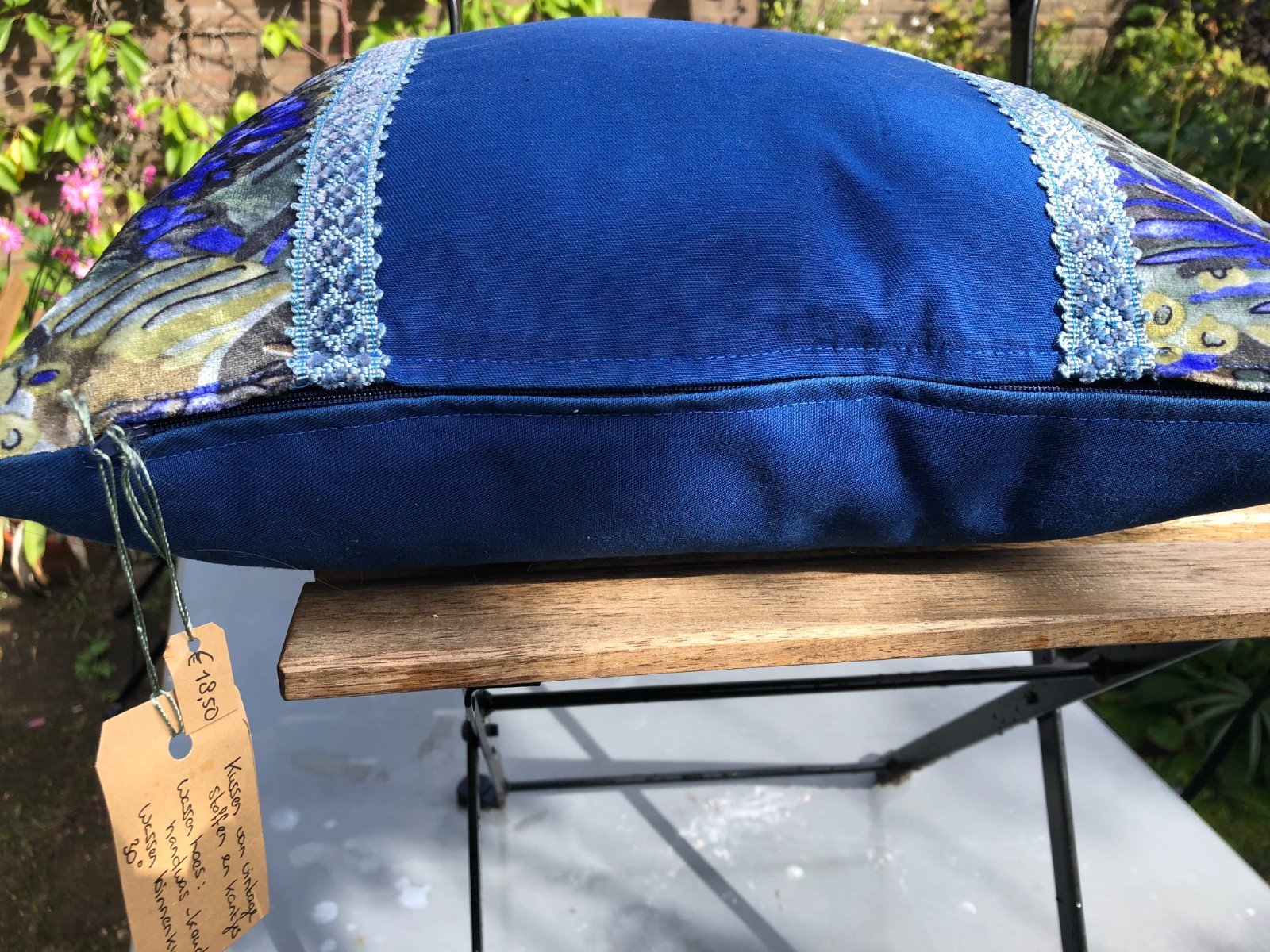 Kussen 40x40 cm van vintage stoffen, randjes en bandjes, blauw