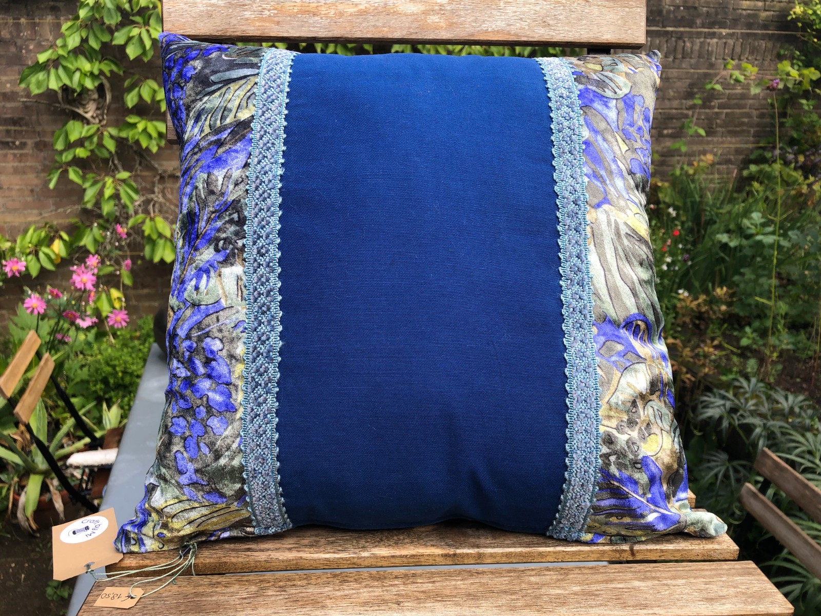 Kussen 40x40 cm van vintage stoffen, randjes en bandjes, blauw