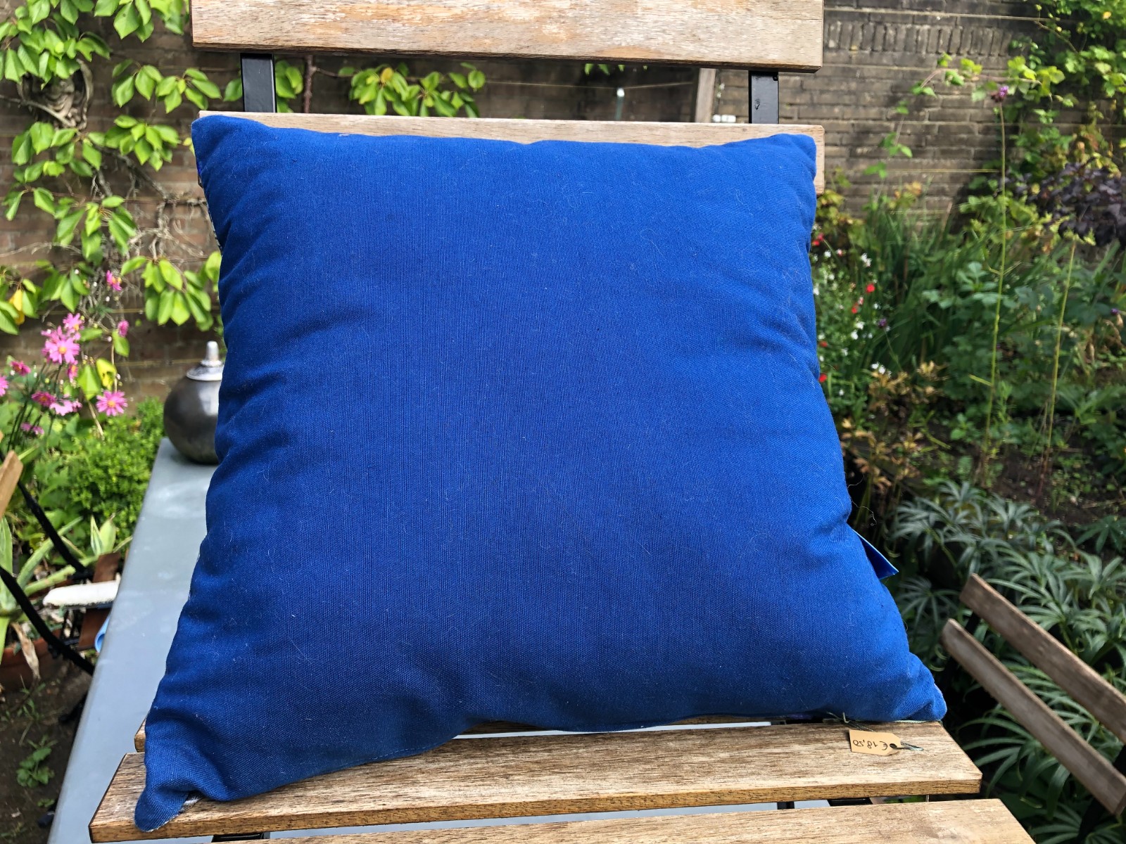 Kussen 40x40 cm van vintage stoffen, randjes en bandjes, blauw