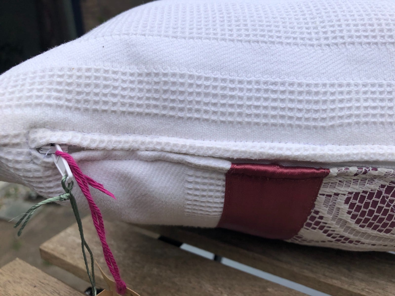 Kussen, sierkussen 30x50 cm van vintage stoffen, randjes en bandjes - 105868 Kussen, sierkussen 30x50 cm van vintage stoffen, randjes en bandjes