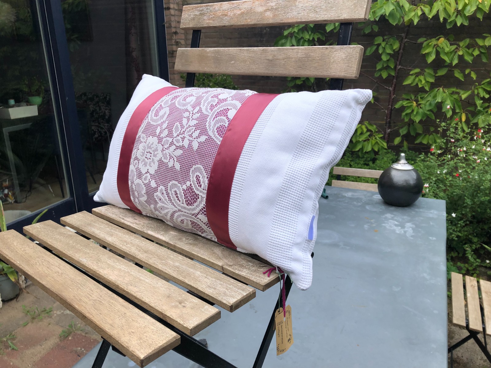 Kussen, sierkussen 30x50 cm van vintage stoffen, randjes en bandjes - 105869 Kussen, sierkussen 30x50 cm van vintage stoffen, randjes en bandjes