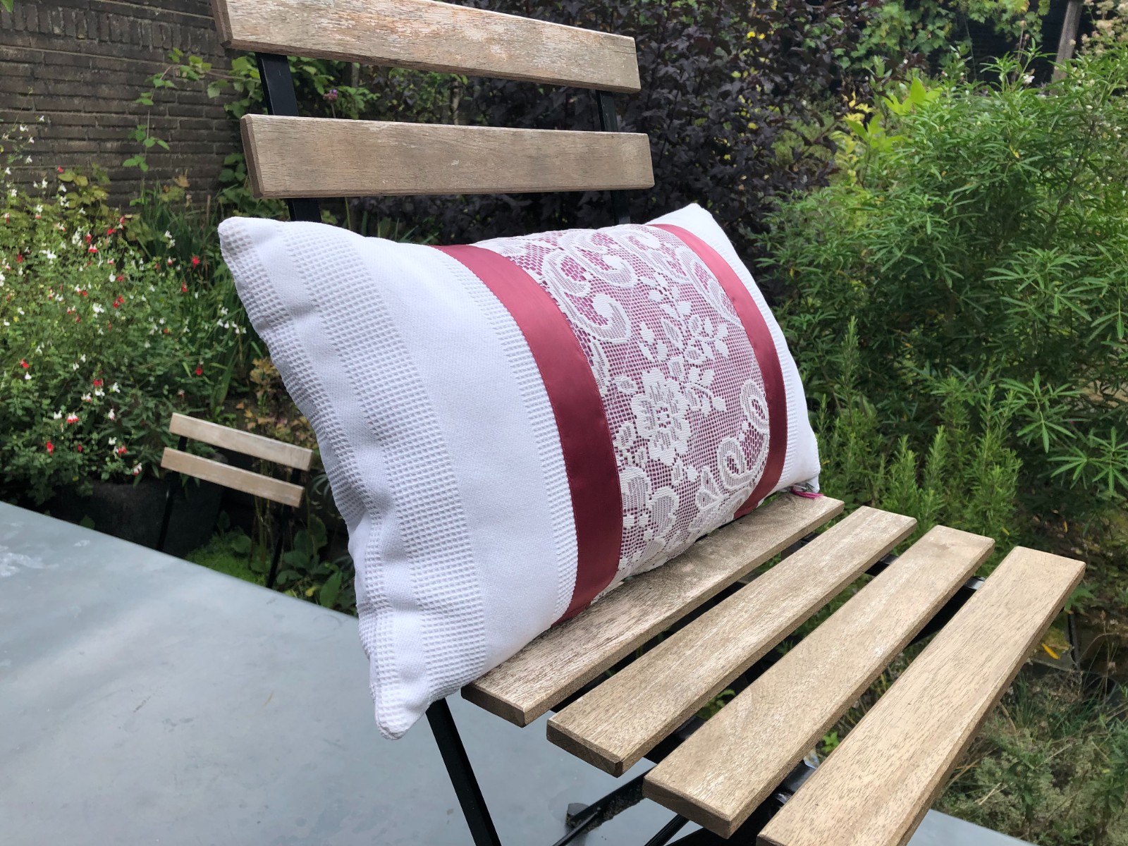 Kussen, sierkussen 30x50 cm van vintage stoffen, randjes en bandjes - 105871 Kussen, sierkussen 30x50 cm van vintage stoffen, randjes en bandjes