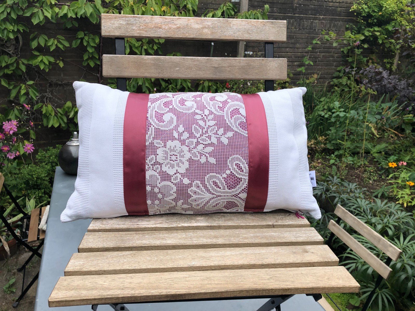 Kussen, sierkussen 30x50 cm van vintage stoffen, randjes en bandjes - 105873 Kussen, sierkussen 30x50 cm van vintage stoffen, randjes en bandjes