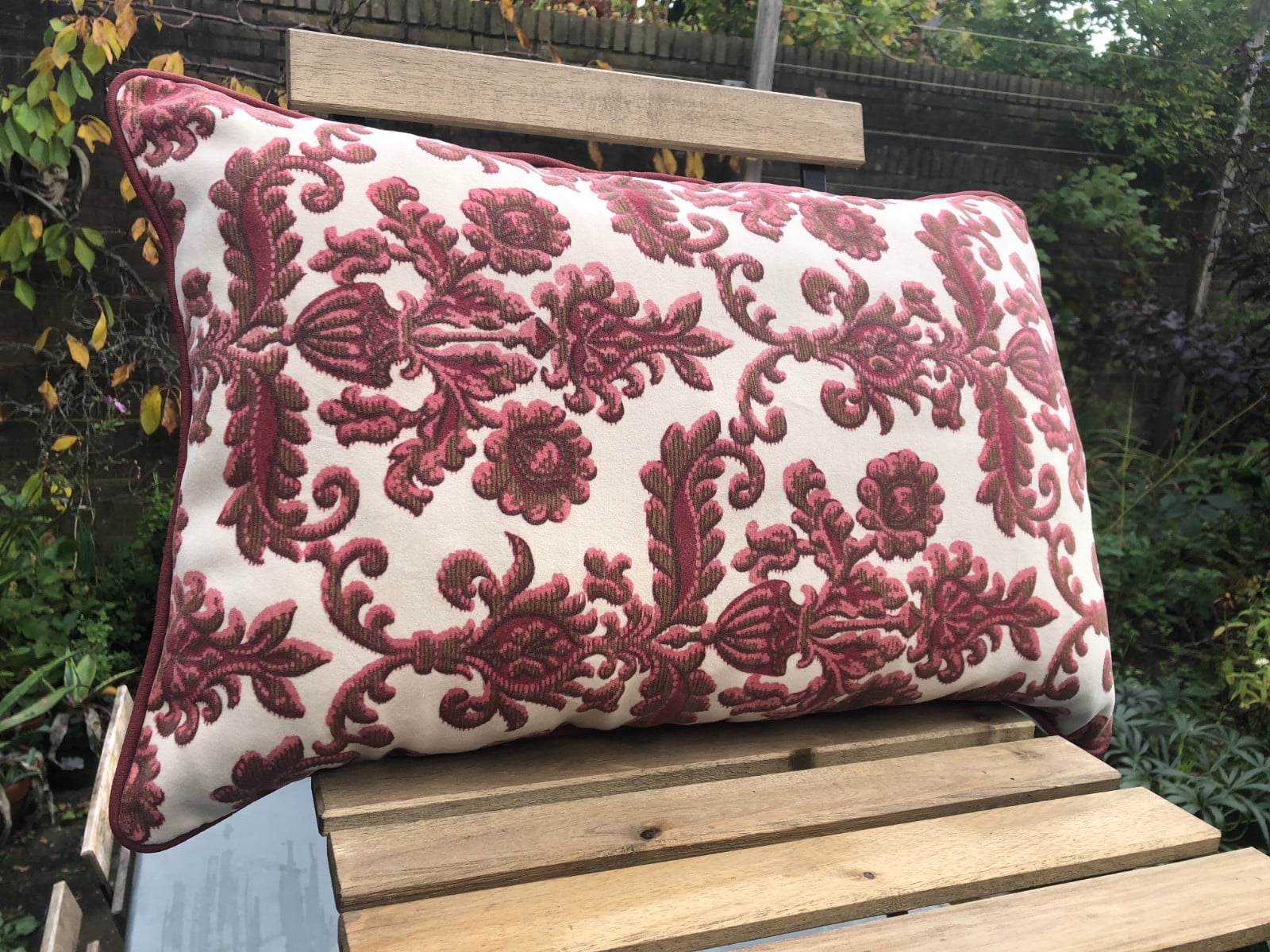 Kussen, sierkussen 40x60 cm van vintage stof, kleur écru en wijnrood, barok