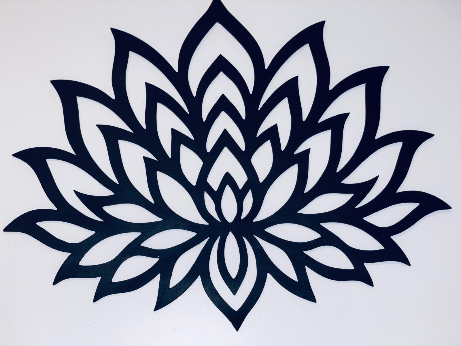 Handgemaakte Houten Lotus – Laser Gesneden, Geschuurd & Geverfd – Decoratieve Bloem 27x34 cm  Zwart