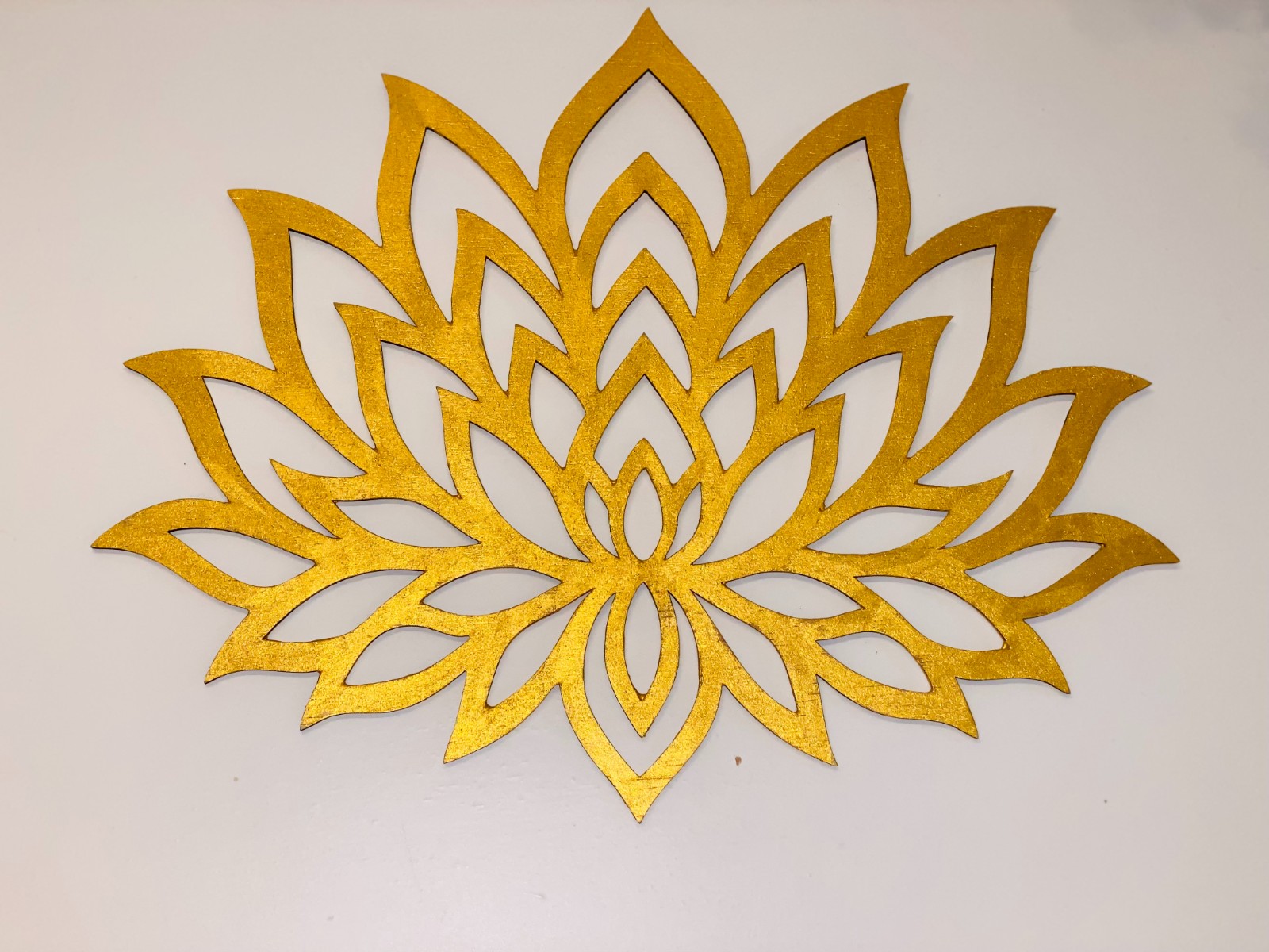 Handgemaakte Houten Lotus – Laser Gesneden, Geschuurd & Geverfd – Decoratieve Bloem 27x34 cm