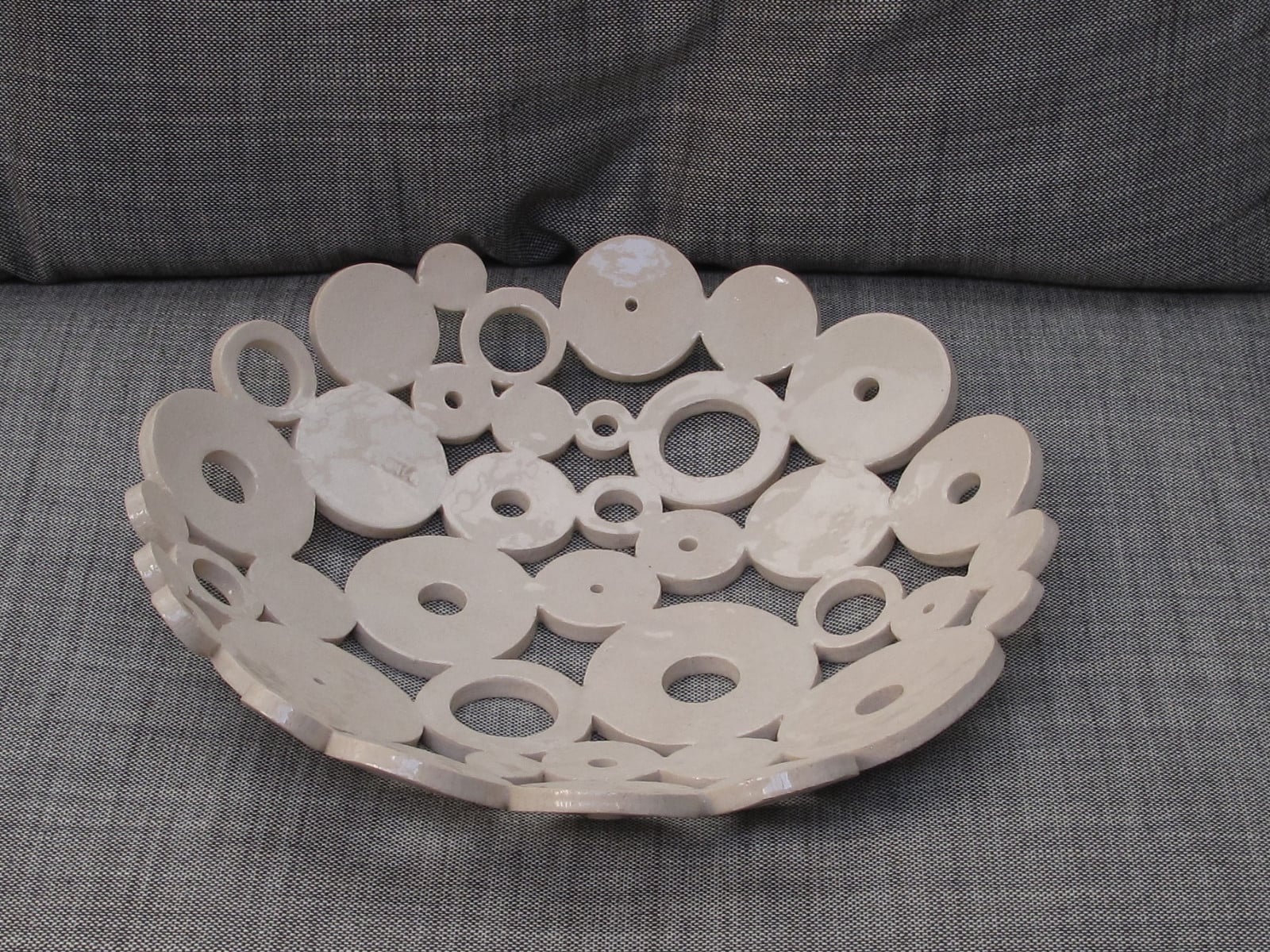 Handgemaakte schaal keramiek, gesigneerd en genummerd(Ø 40 cm) Nicol… - 109106 Handgemaakte schaal keramiek, gesigneerd en genummerd(Ø 40 cm) Nicolaas Maathuis (NIC-O)