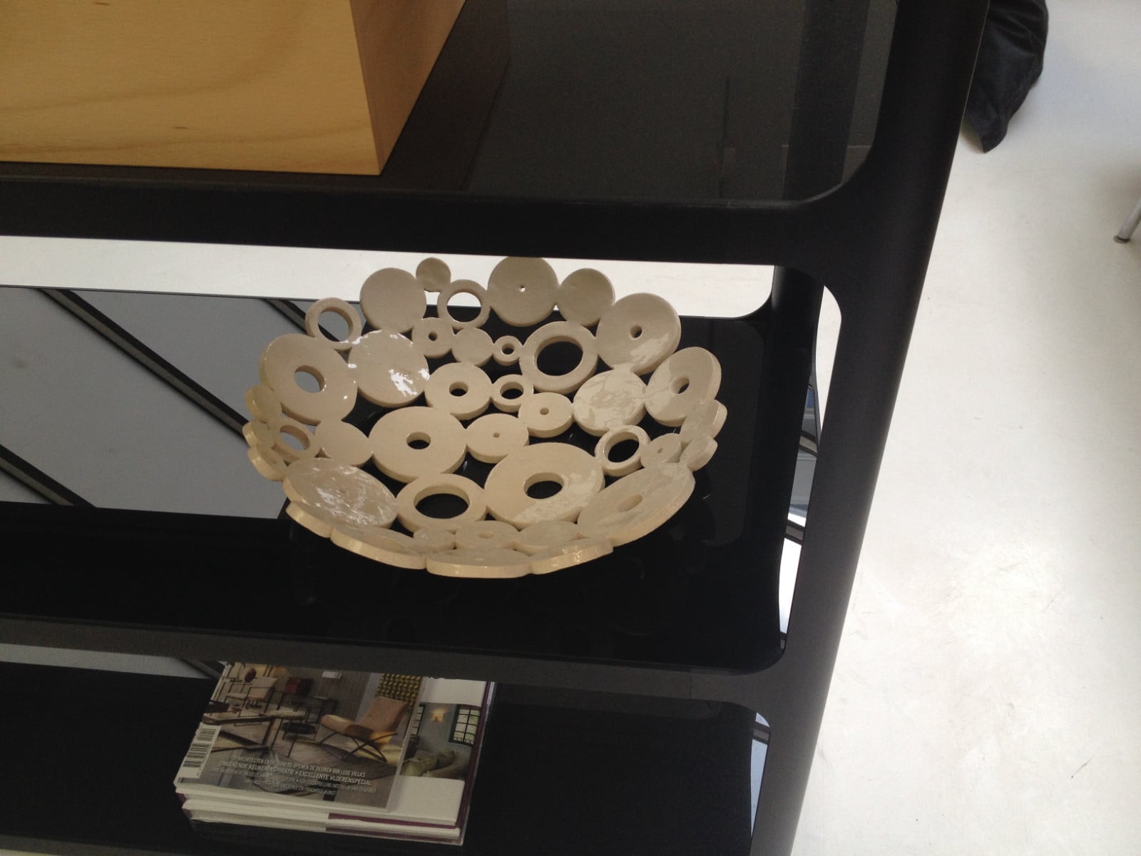 Handgemaakte schaal keramiek, gesigneerd en genummerd(Ø 40 cm) Nicol… - 109107 Handgemaakte schaal keramiek, gesigneerd en genummerd(Ø 40 cm) Nicolaas Maathuis (NIC-O)