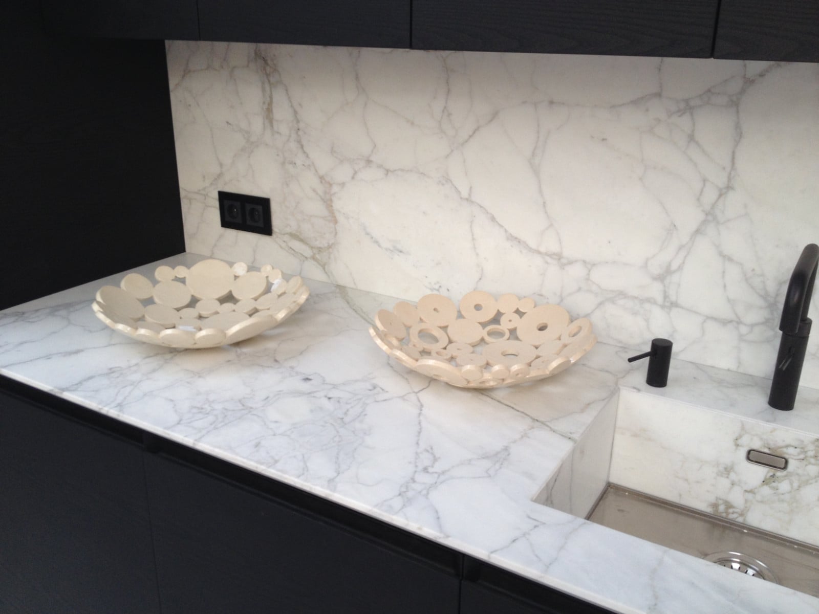 Handgemaakte schaal keramiek (variant), gesigneerd en genummerd(Ø 40… - 109125 Handgemaakte schaal keramiek (variant), gesigneerd en genummerd(Ø 40 cm) Nicolaas Maathuis (NIC-O)