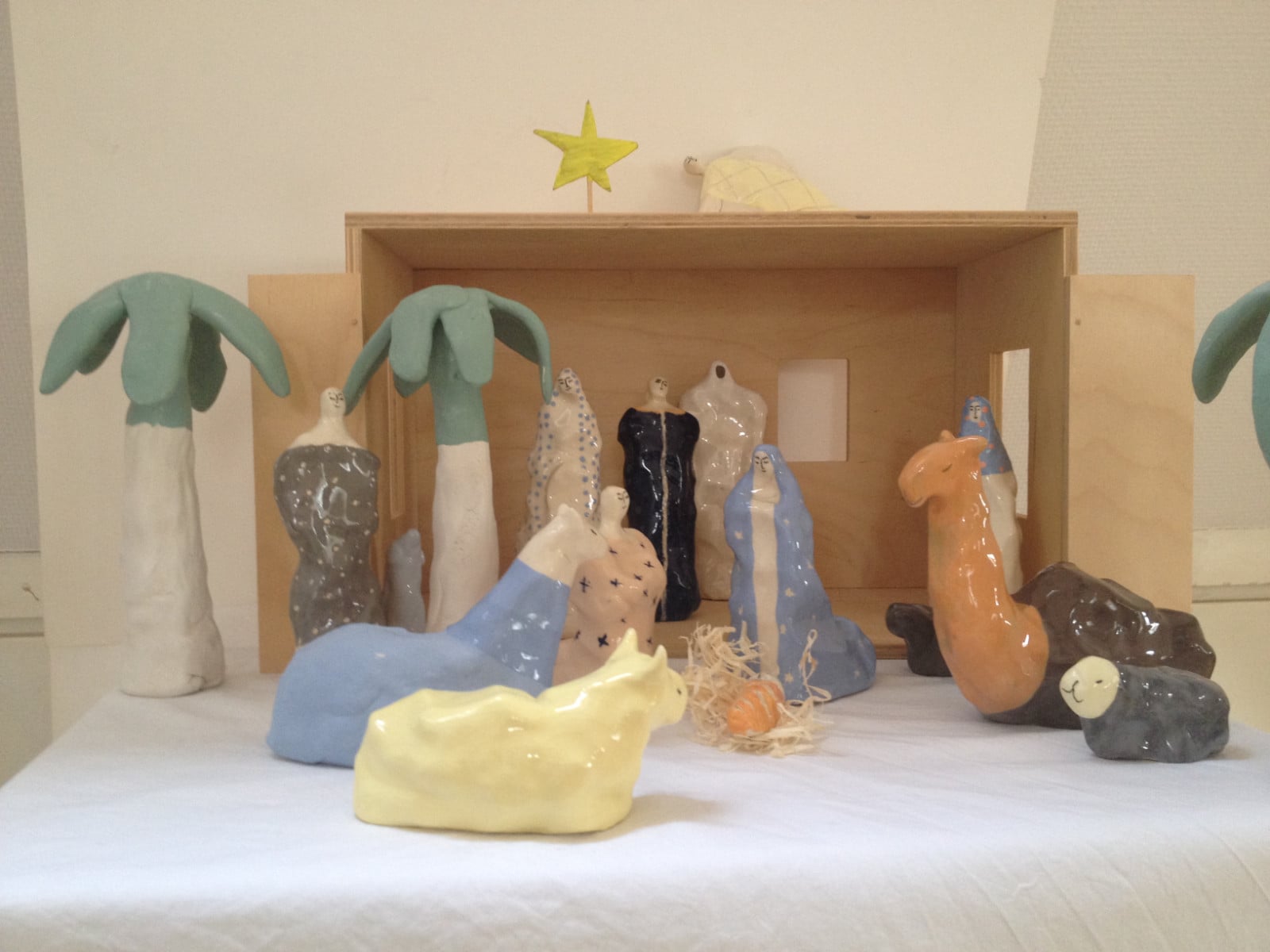 Moderne kerststal keramiek. Genummerd en gesigneerd. Nicolaas Maathui… - 109095 Moderne kerststal keramiek. Genummerd en gesigneerd. Nicolaas Maathuis (NIC-O)