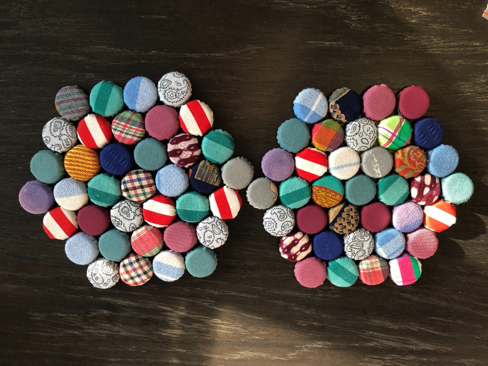 Onderzetter gemaakt van kroonkurken bekleed met vintage stof, thema bont