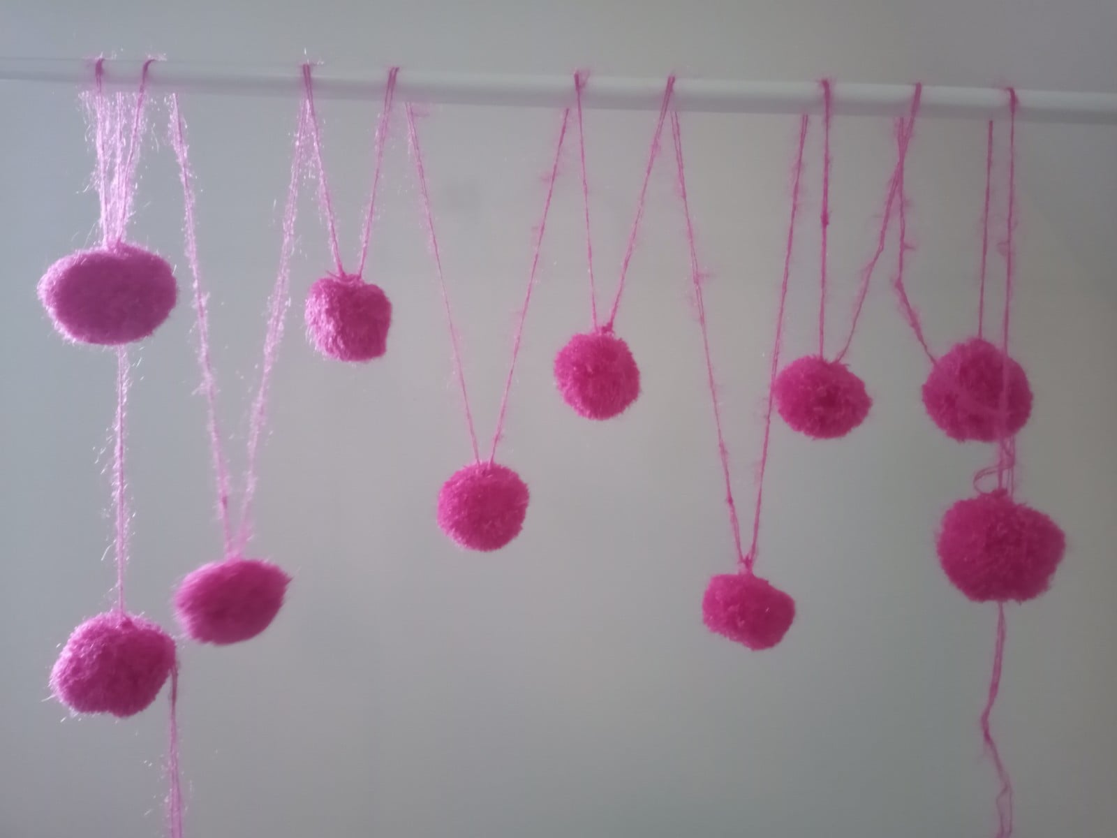 Slinger met pomponnetjes, roze