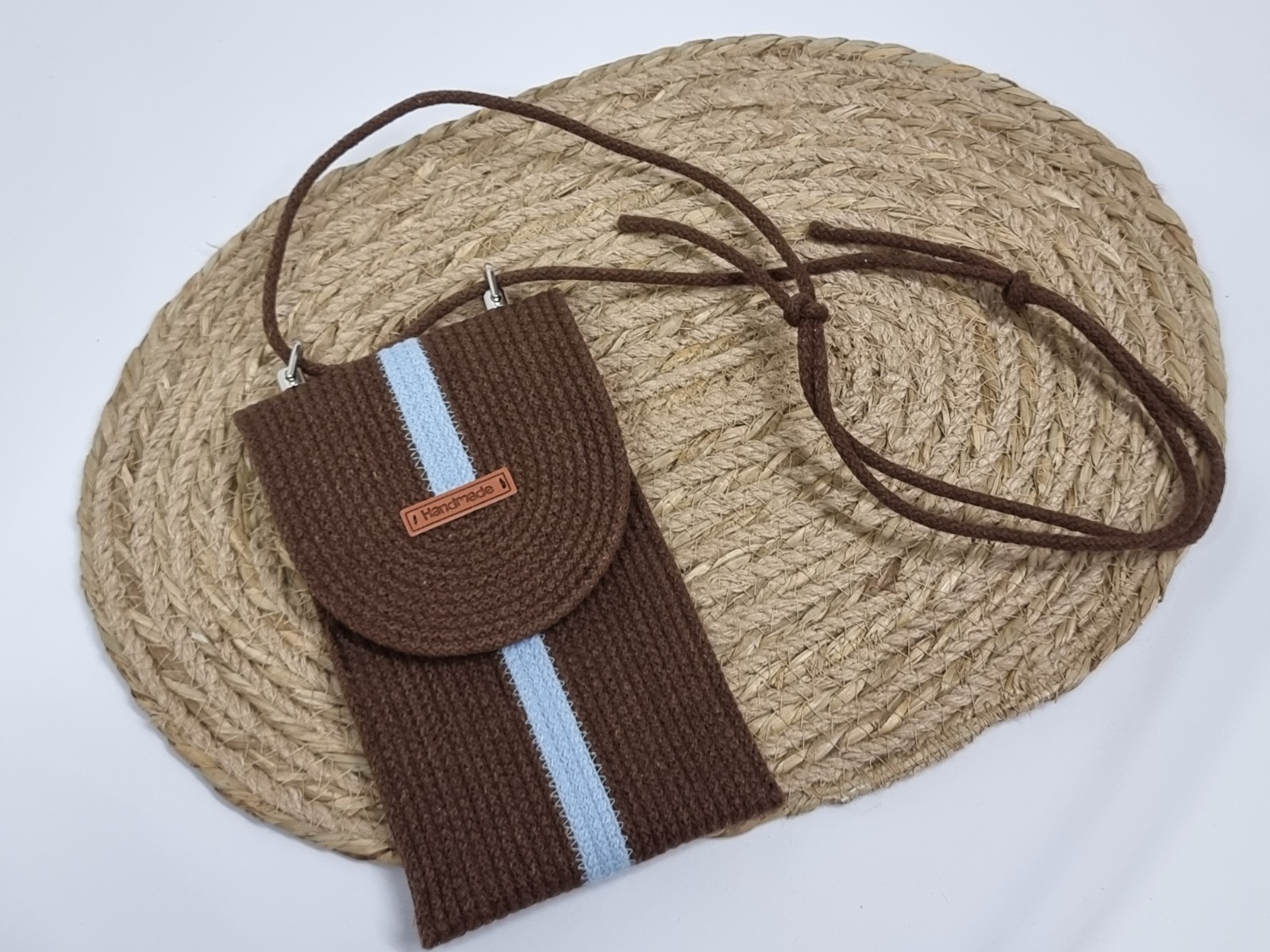 Telefoontasje – chocoladebruin met lichtblauw accent - 111033 Telefoontasje – chocoladebruin met lichtblauw accent