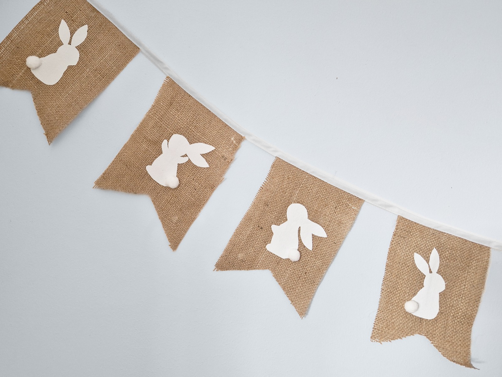 Vlaggenlijn van jute met Paashaas | Paasdecoratie slinger met vaandel vlaggetjes