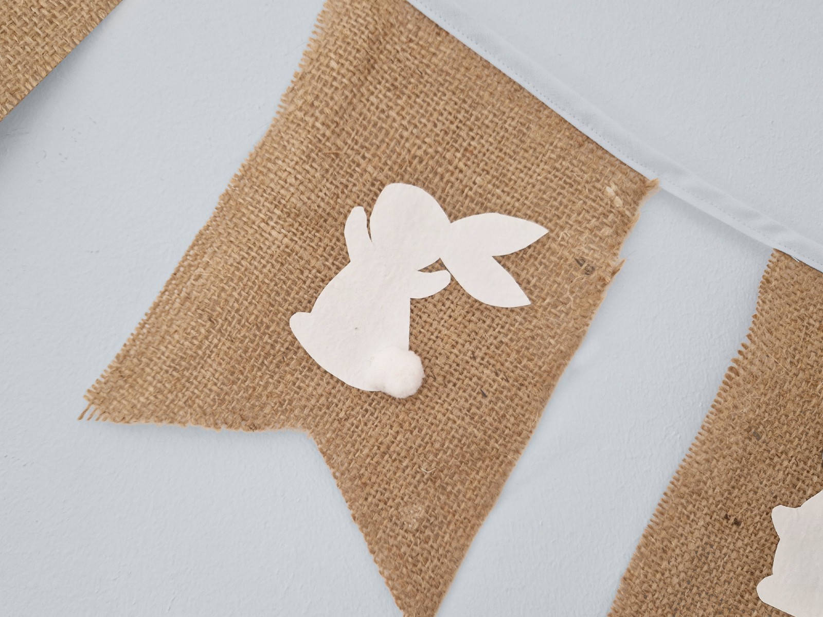 Vlaggenlijn van jute met Paashaas | Paasdecoratie slinger met vaandel vlaggetjes