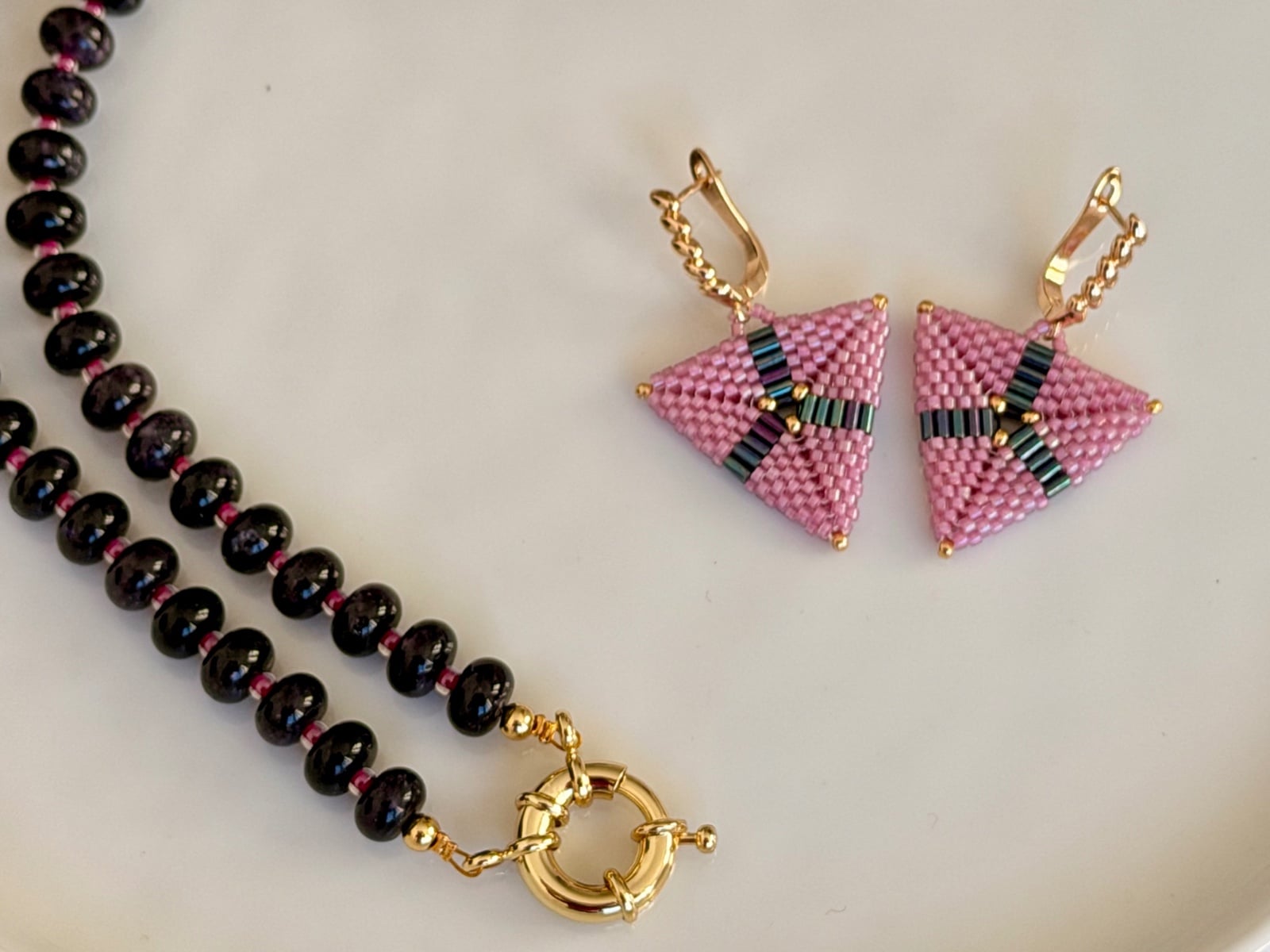 Handgemaakte glanzende driehoek oorbellen - roze