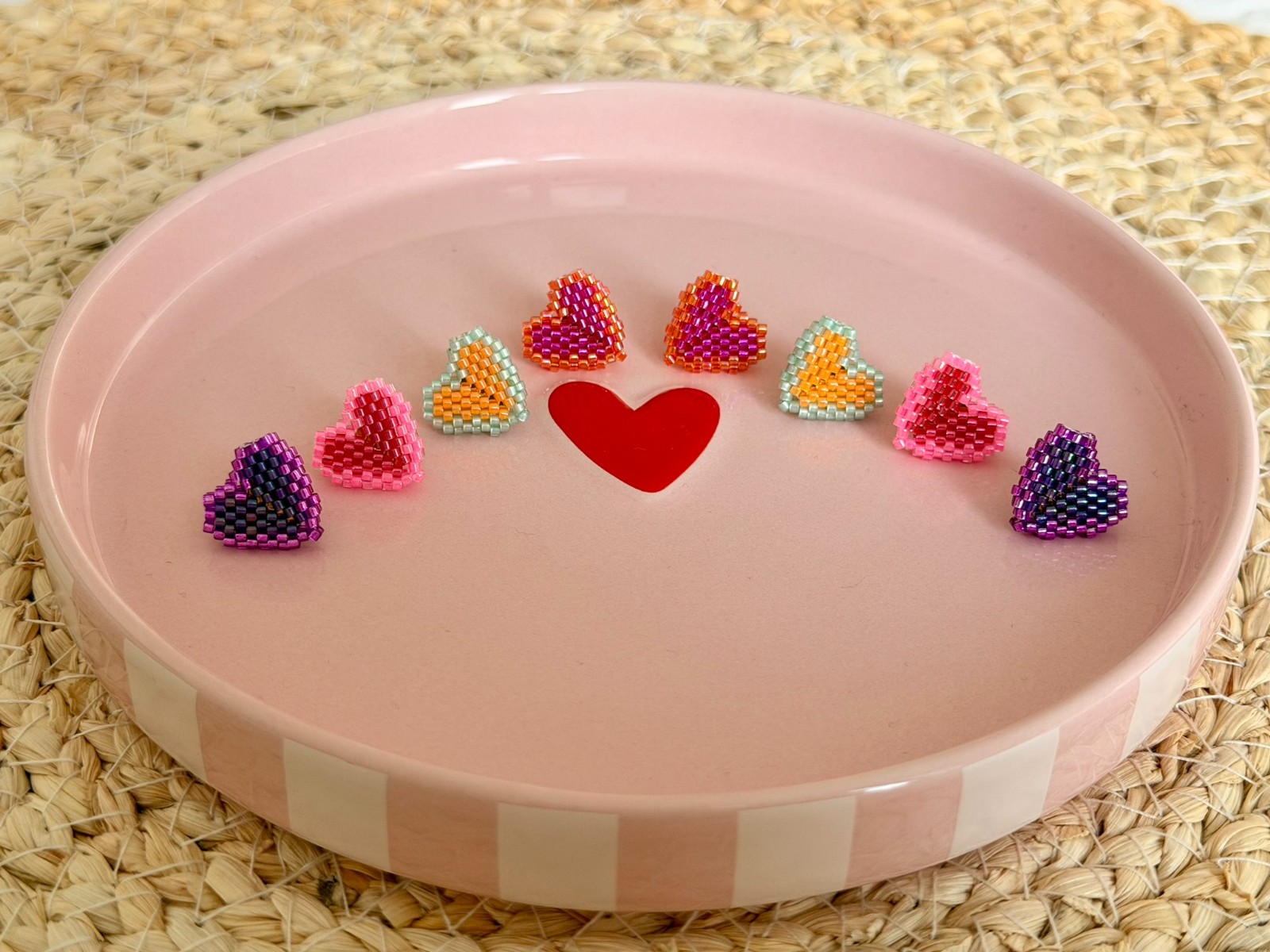 Handgemaakte hartvormige oorbellen - frisse lentekleuren - 113880 Handgemaakte hartvormige oorbellen - frisse lentekleuren