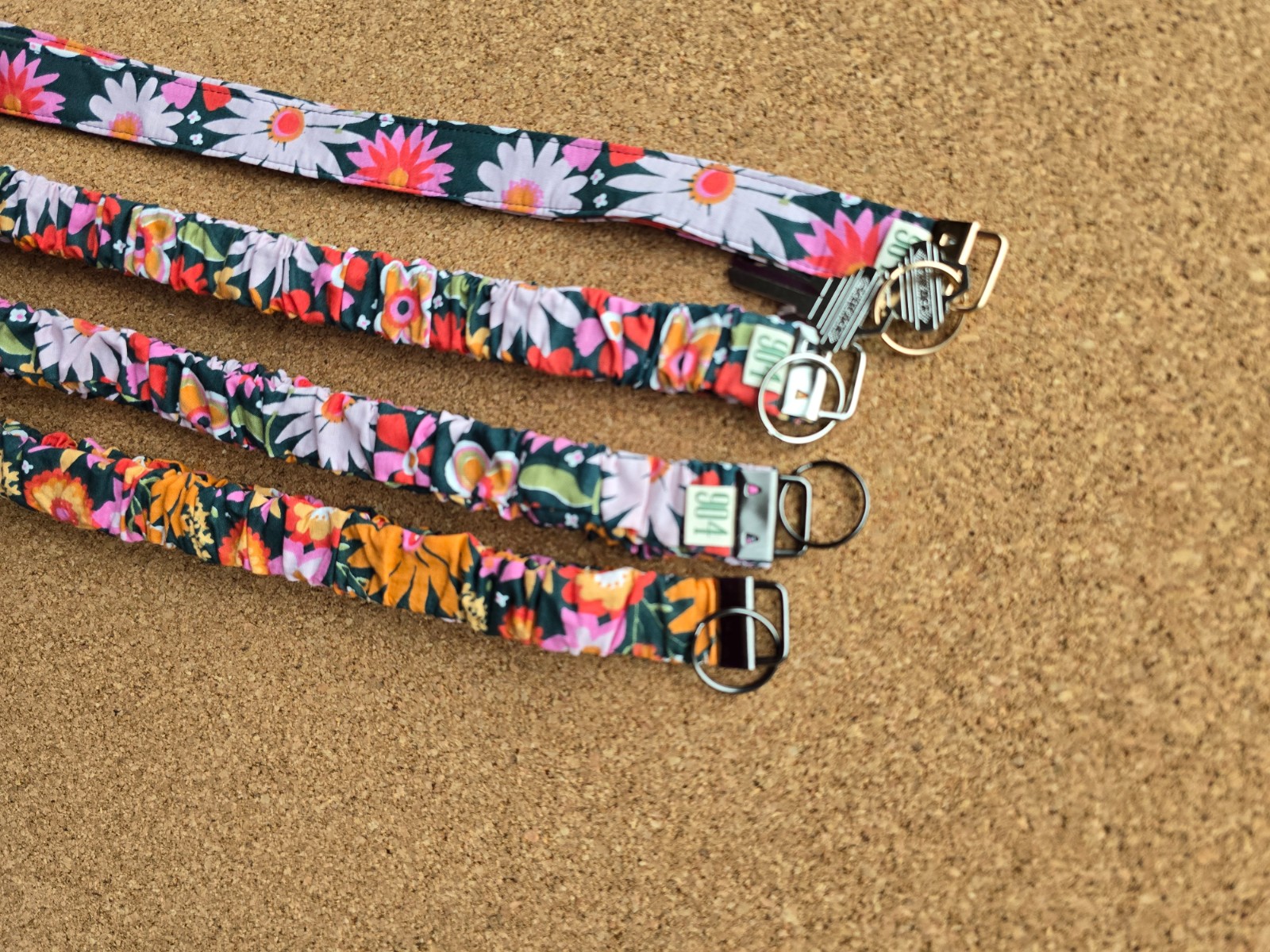 Keycord handgemaakt scrunchie | antraciet bloemen  | soepel, toch stevig | praktisch | Atelier 904