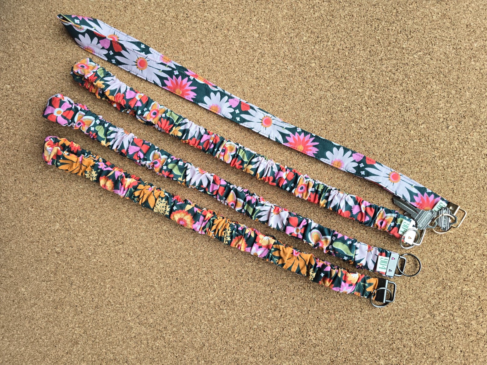 Keycord handgemaakt scrunchie | antraciet bloemen  | soepel, toch stevig | praktisch | Atelier 904