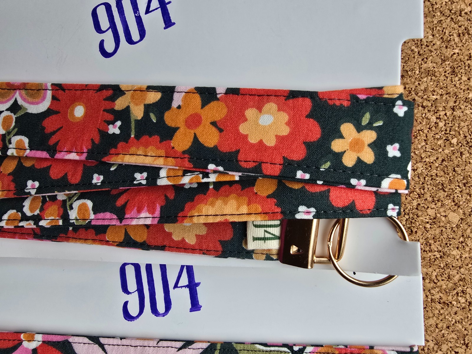 Telefoonkoord handgemaakt | kleurrijk antraciet bloemen | stoffen telefoonkoord | Atelier 904