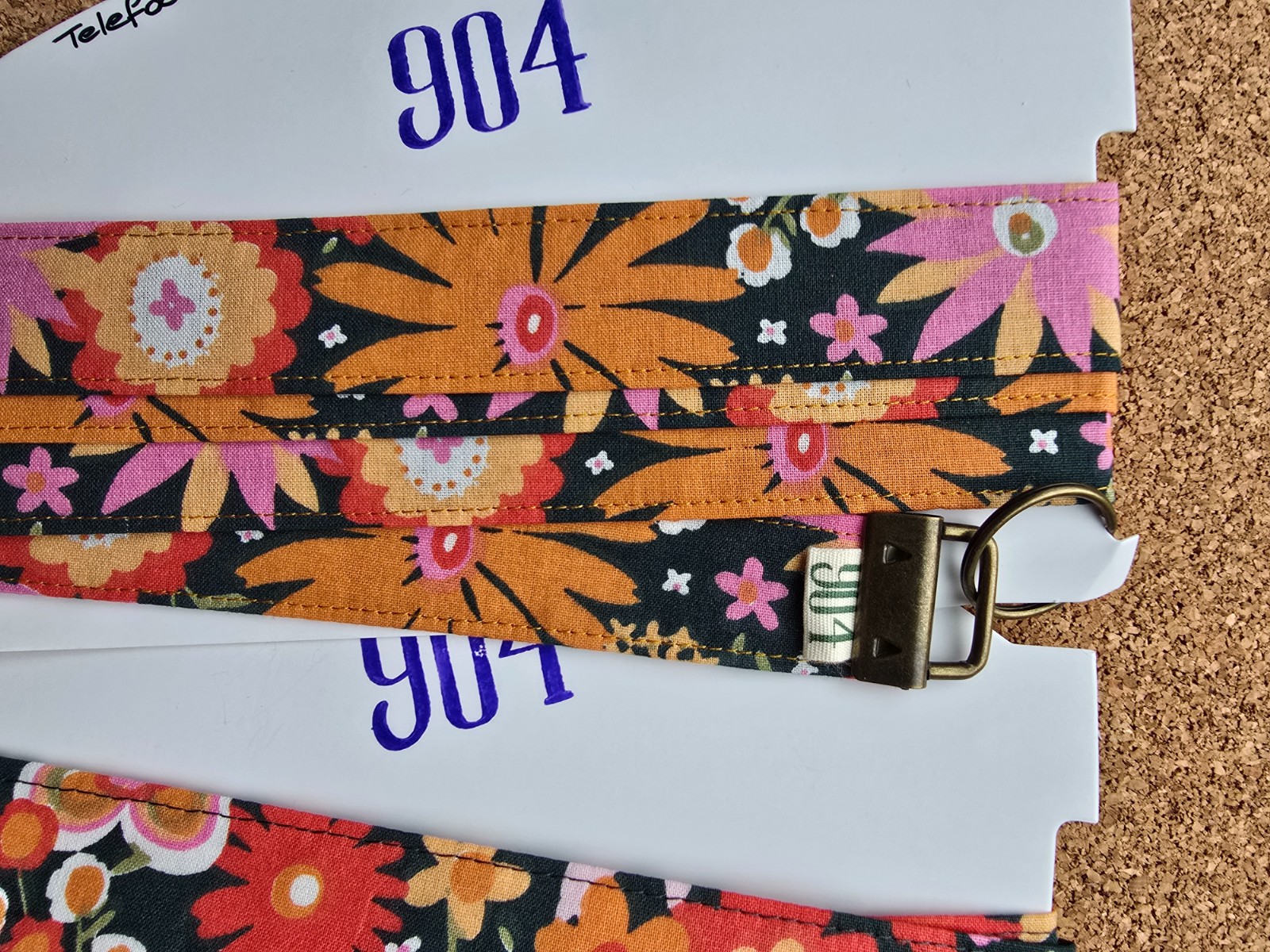 Telefoonkoord handgemaakt | kleurrijk antraciet bloemen | stoffen telefoonkoord | Atelier 904