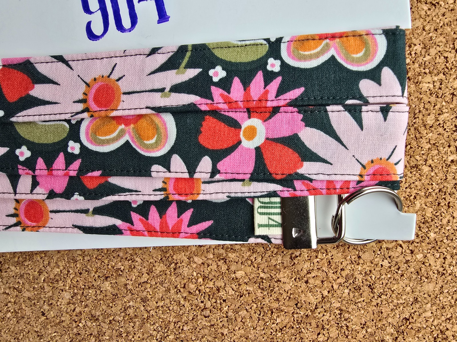 Telefoonkoord handgemaakt | kleurrijk antraciet bloemen | stoffen telefoonkoord | Atelier 904