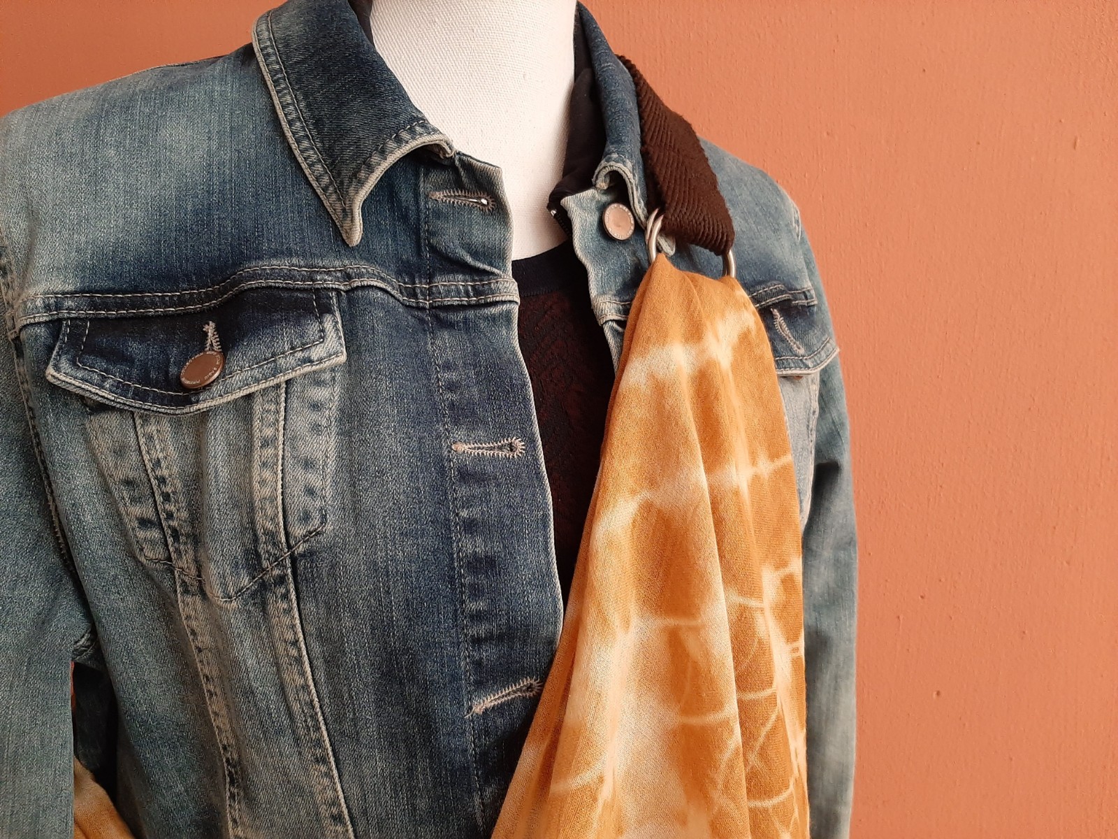 Furoshiki knooptas, geknoopt van een handgeverfde katoenen doek, inclusief draagband