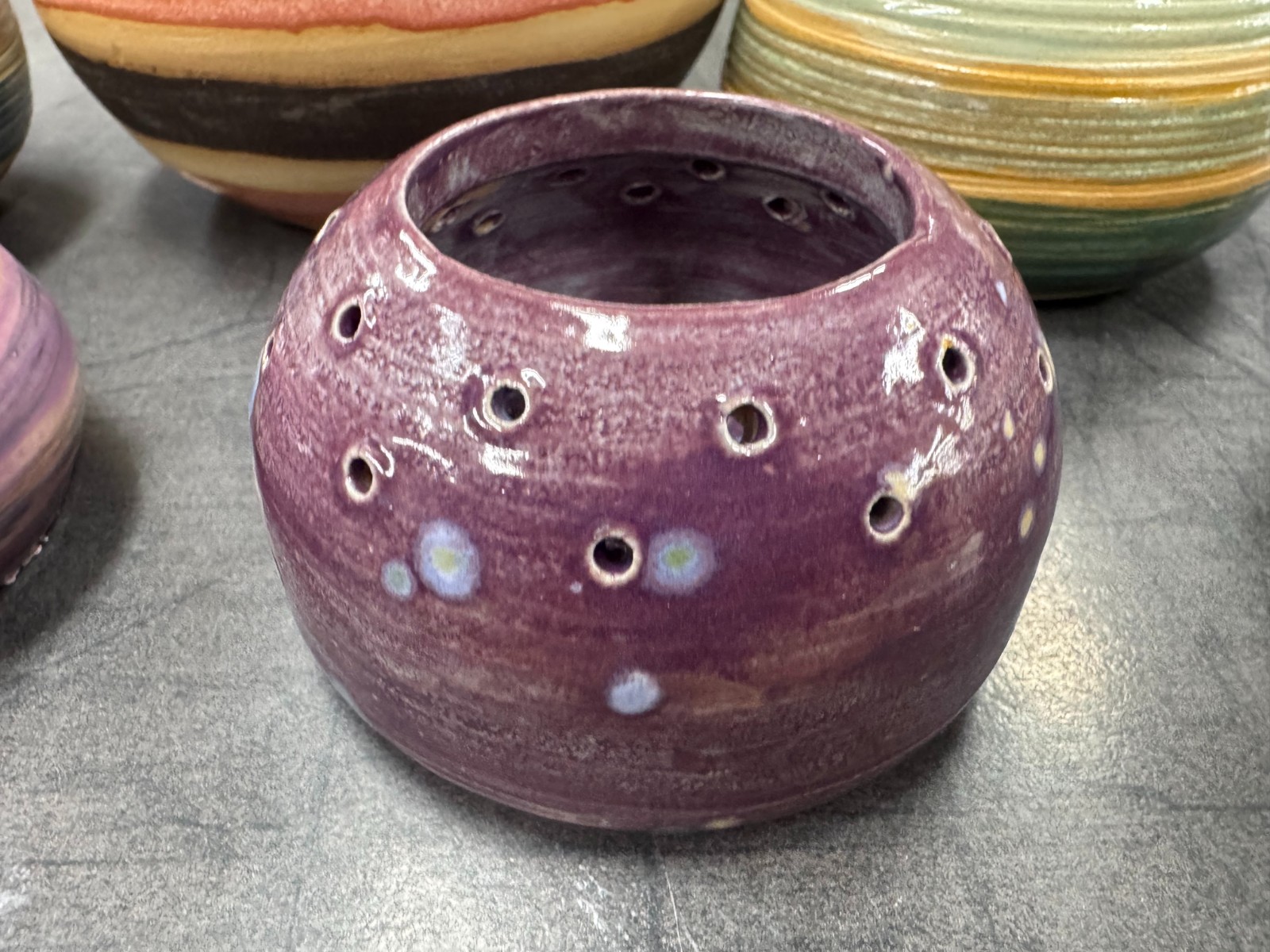 Handgemaakte keramiek potjes geluk met liefde gemaakt.