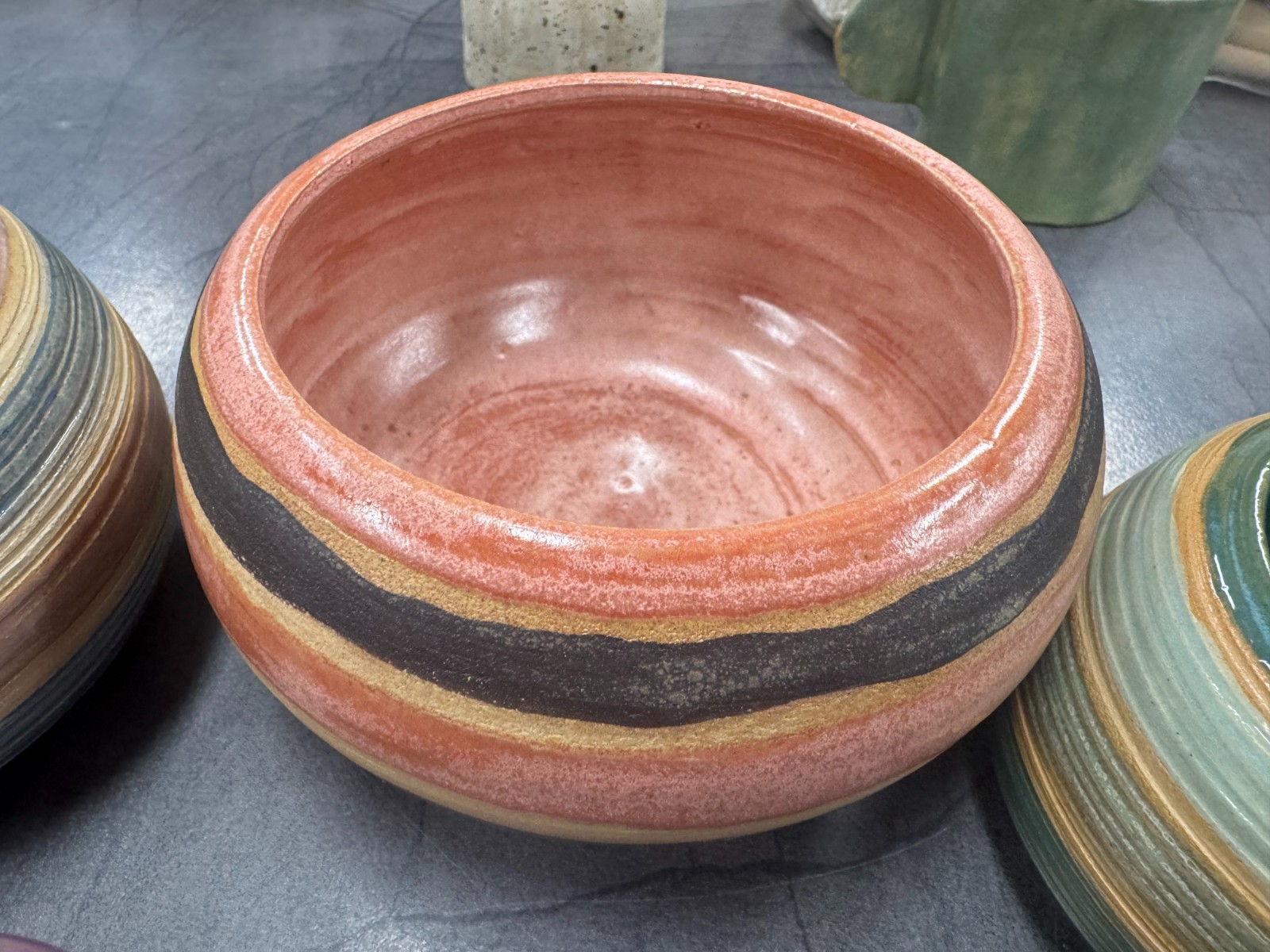 Handgemaakte keramiek potjes geluk met liefde gemaakt.