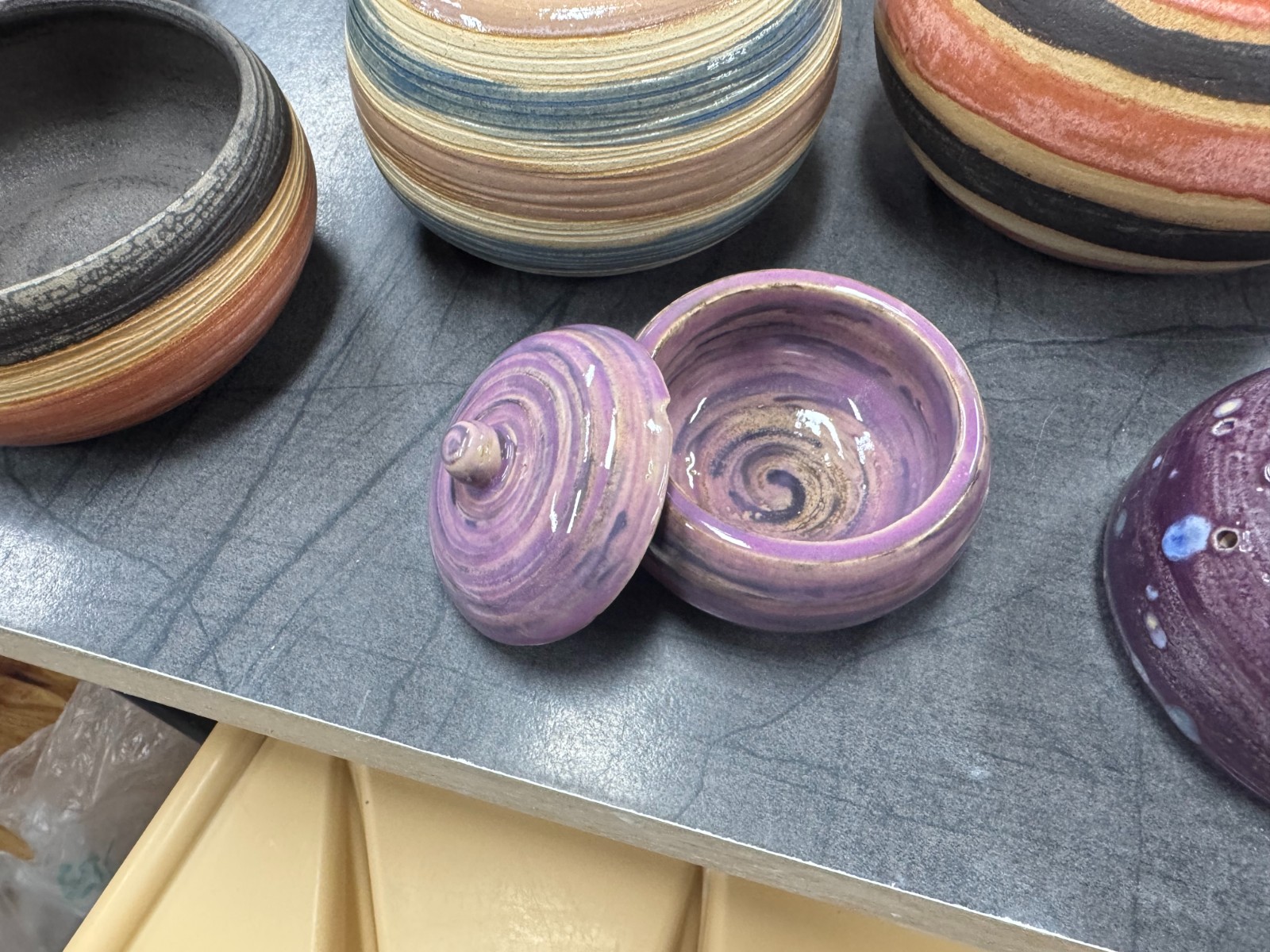 Handgemaakte keramiek potjes geluk met liefde gemaakt.