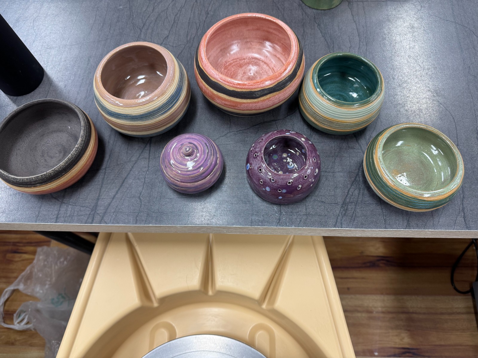 Handgemaakte keramiek potjes geluk met liefde gemaakt.