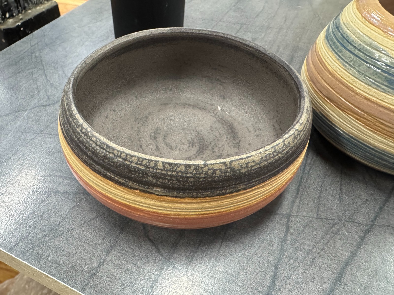 Handgemaakte keramiek potjes geluk met liefde gemaakt.