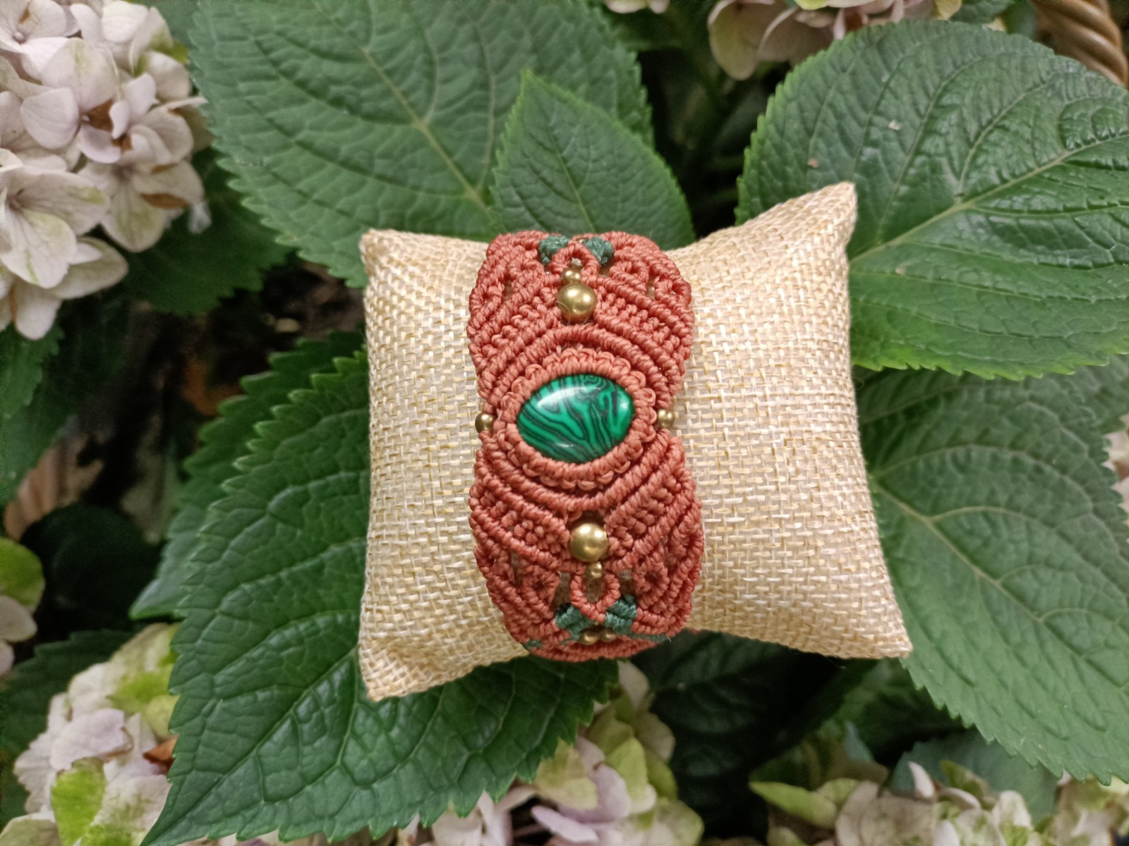 Micro macramé armband Kaia met malachiet look cabochon – handgemaakt