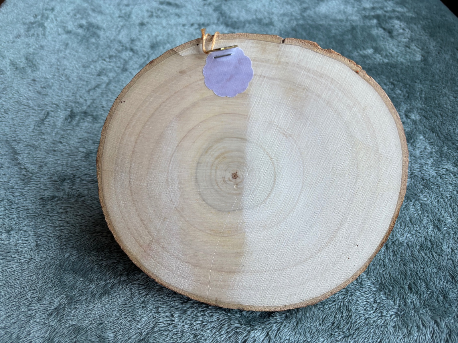 Schilderij op houten schijf met paardenbloemen.