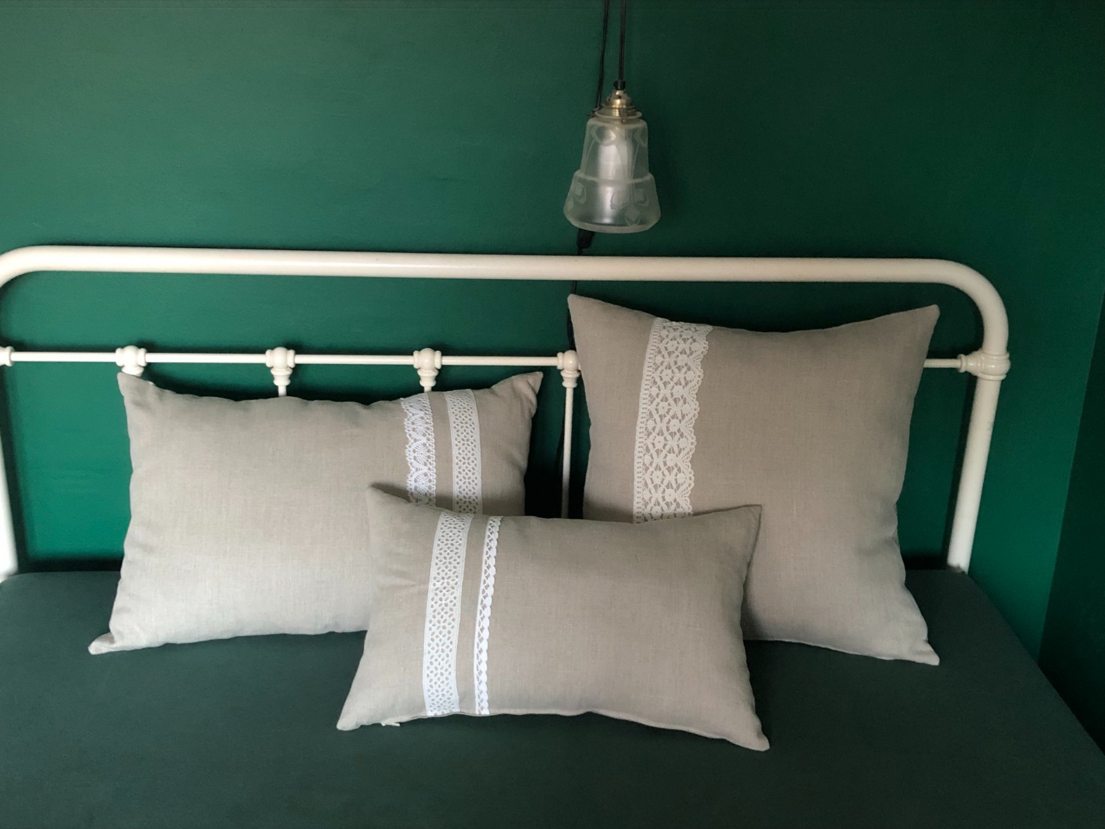 Sierkussen van zuiver linnen met vintage Frans band en kant