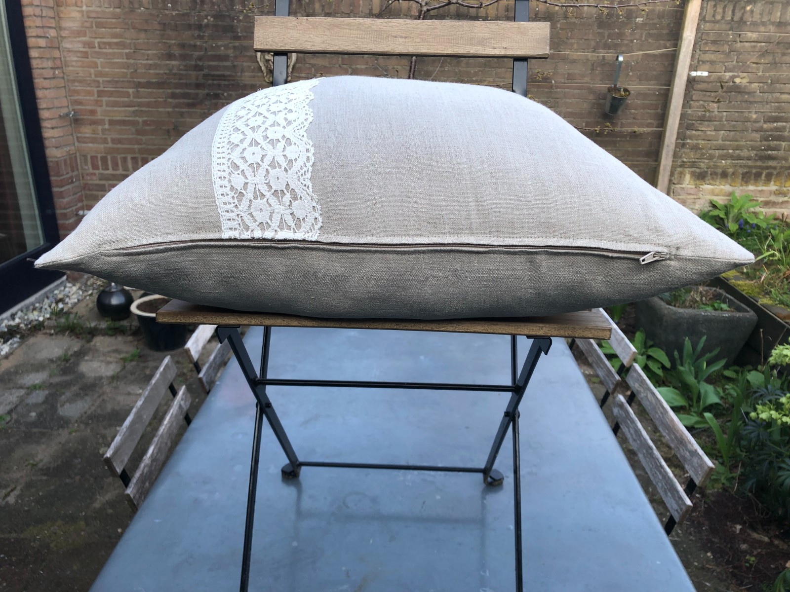 Sierkussen van zuiver linnen met vintage Frans band en kant