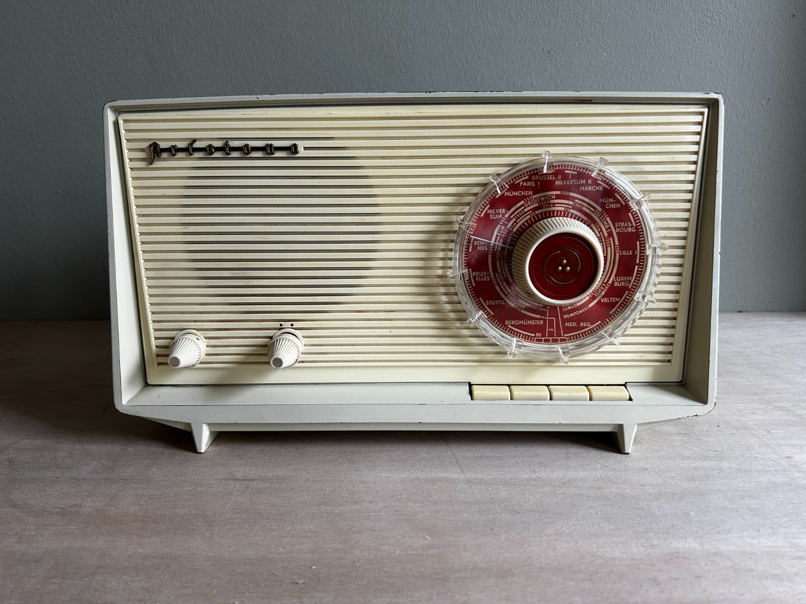 Vintage bluetooth radio Aristona jaren 60 wit