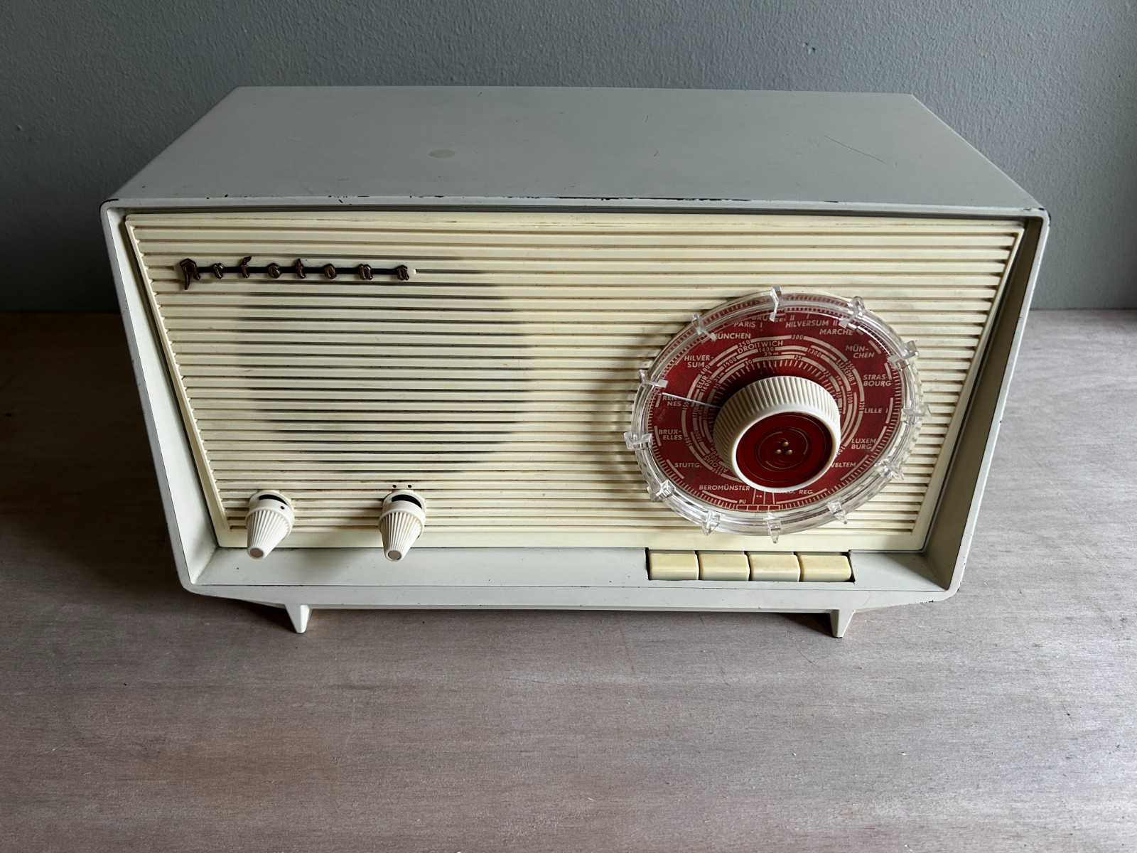 Vintage bluetooth radio Aristona jaren 60 wit